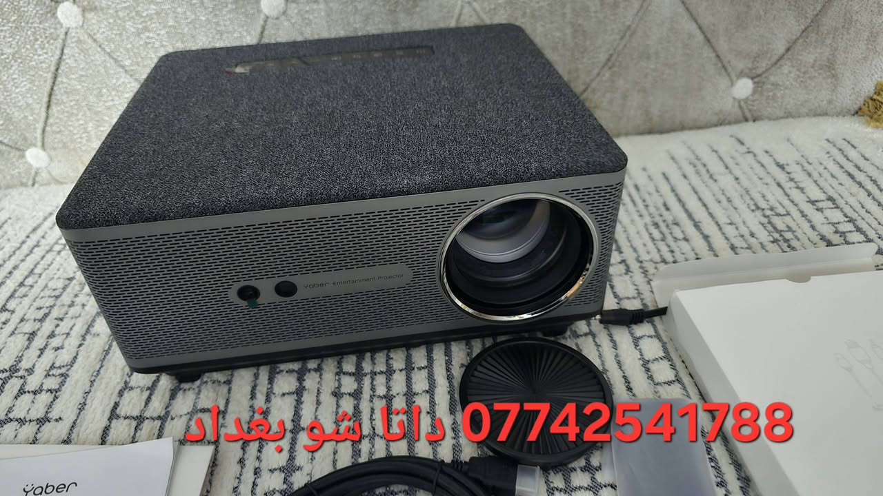 هذا المنتج هو جهاز عرض Yaber Ace K1، وإليك أبرز مواصفاته ومميزاته:
يتميز بسطوع عالٍ يصل إلى 650 ANSI لومن. 

يدعم دقة 1080P FHD مع إمكانية عرض محتوى 4K. 

يحتوي على تقنية التركيز التلقائي وتصحيح الانحراف الذكي لضبط الصورة تلقائياً. 

مزود بـ مكبرات صوت ستيريو بقوة 15 واط ودعم تقنية Wi-Fi 6.


**إذا كنت صاحب هذا الإعلان وتريد حذفه لأي سبب، رجاءا أرسل رسالة إلى الدعم الفني**