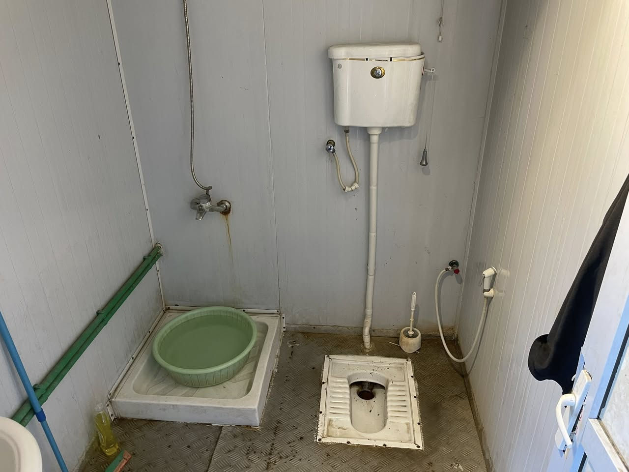 سلام عليكم كرفانات للبيع ثنين من عدهن 12في 4  وثنين من عدهن 4 في 5 جدد مكلف بل نشر رقم ***********  العنوان بصره قبله
