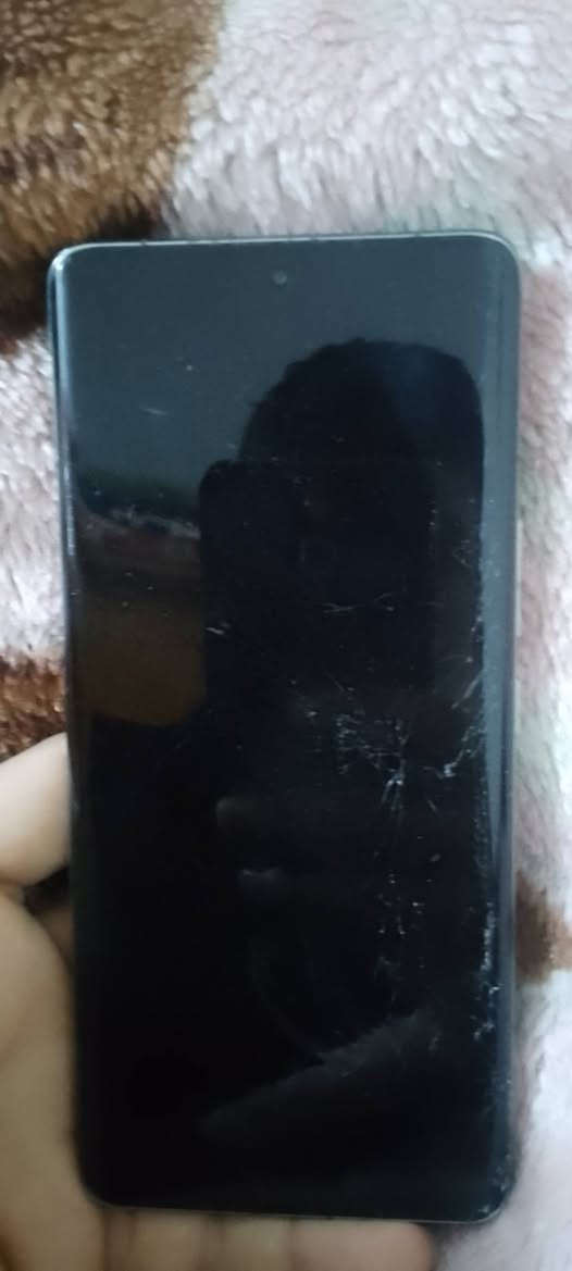 سلام عليكم موبايل شاومي 13 الالترا مكسور الشاشه بس شغال نسخة 512 بدون ملحقات للبيع السعر 150 قفل الموقع بغداد كرادة داخل واتساب ***********
