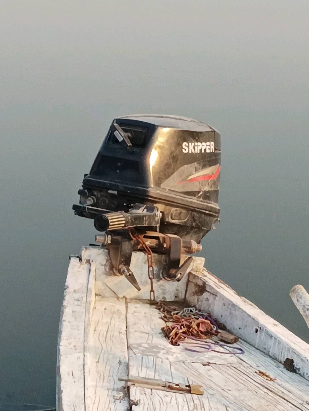 بلم للبيع بحالة جيدة، مصنوع من الخشب ومجهز بمكينة خارجية نوع Skipper. يناسب الاستخدام في الأنهار والبحيرات. تصميمه التقليدي يوفر سهولة في القيادة والتنقل في المياه الهادئة.