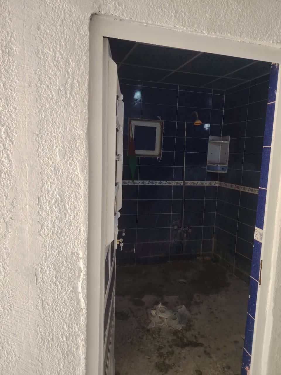 السلام عليكم بيت لايجار طابقين يحتوي على استقبال ومطبخ ومنور وصحيات داخليه و٢ غرف نوم العنوان الزعفرانيه مقابل القريه الشماليه قرب مول عقيل قريب علئ الشارع العام  لاستفسار *********** فقط اتصال ***********
