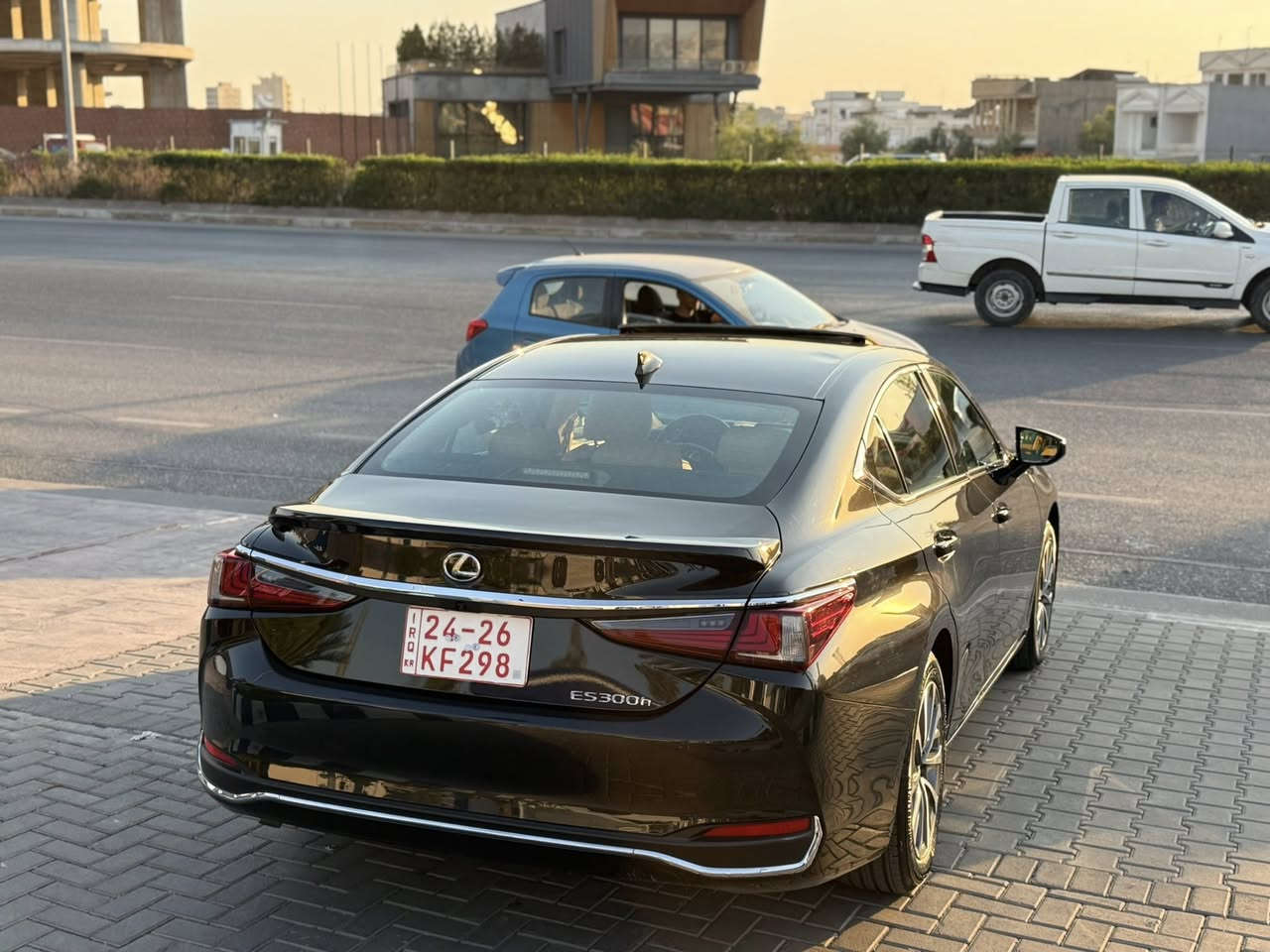 لكزز موديل 2025 لون نفطي 
فئه se 300h 
هايبرد 
محرك 2500 
ماشيه 1.900 ميل فقط 
السياره اعلى فئه فول مواصفات للاخير 
كشنات جلد تدفئه تبريد 
داخل لونين مميز 
داخل جلد 
ستيرن مرصع بصاج 
شحن واير ليس 
فتحه سقف 
السياره بيها جاملغ مبدل ومصبوغ 
وبنيد مشخط ومصبوغ بدون تبديل فقط صبغ 
بدون دواخل شاصي لغد مكفول 
ايبراك البرده الخلفيه 
السياره موجوده باربيل حاليا 
السعر 277$ وبيها مجال بسيط بدون رقم
للاستفسار: ***********

