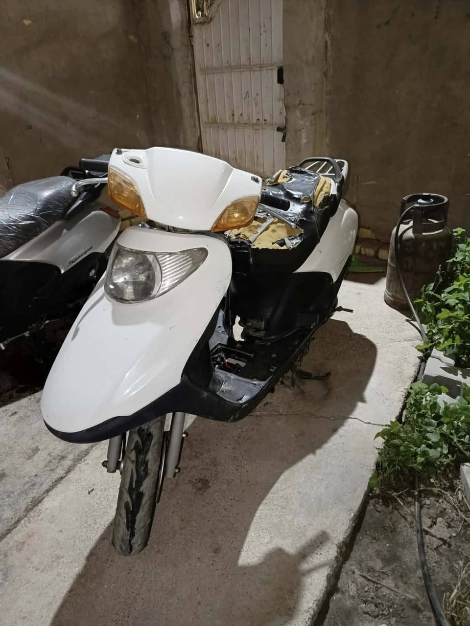 سلام عليكم سبيسي ماليزه البيع دراجه  كله شغاله تخم تاير كابريتر جديده تشتغل من اول هندر (ابيع كوم حديد) سعره175وبيه مجال قليل مكان كوت داموك رقم موبايل***********
