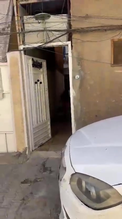 نصف قطعة 80متر خلفية قطاع الثالث قرب جامع زين العابدين مقابيل الحدادين صف الركن تحتوي على 3غرف واستقبال وملحقات حمام معزول وصحيات عدد 1  السعر 83 قابل للتفاوض علما البيت مفتوح بي بيان يعني بس عدول للمشتري وتحويل مباشر للتواصل ***********
