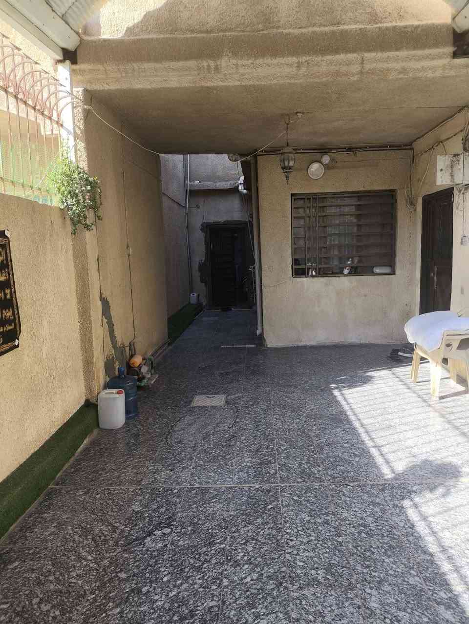 السلام عليكم بيت للبيع في كربلاء حي النصر شارع الملعب السايدين يتكون من استقبال وصاله وثلاث غرف وحده جوه وثنين فوگ ومطبخ يحتوي على حار وبارد وصحيات عدد 3 ثنين جوه واحد فوگ سويت يعتبر وي الغرفه ومخزن يصلح غرفه مساحة 200م البيت سعره 300 وبيه مجال قليل طابو صرف والاستفسار عله الرقم ***********
