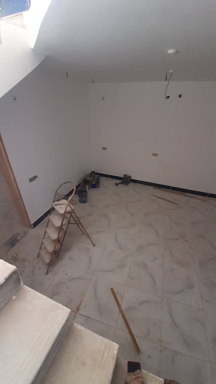 توفر مشتمل حديث للبيع او الايجار ورديه شارع المشجر سنتر عالشارع  يكون من استقبال مطبخ كبير غرفة نوم مجمعات صحيه داخل وخارج منور بيتونه السعر 57 بي مجال وسعر الايجار 250 اي استفسار عالرقم ***********
