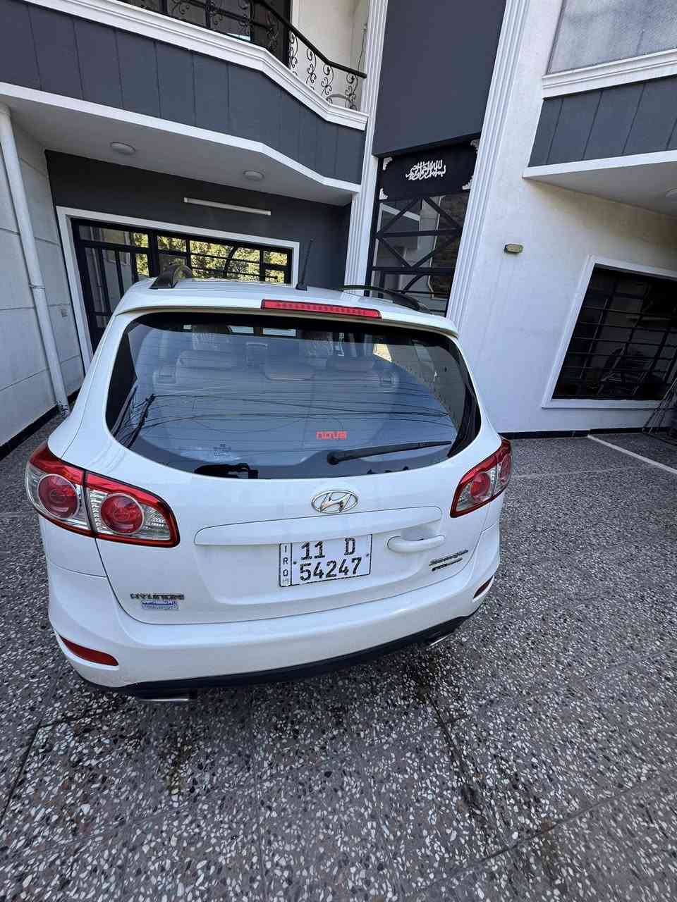 السلام عليكم
سنتافي موديل 2012

شركة العامه 
مواصفات عادية 
سيارة مكفولة كفالة عامة 
من الضرر وصبغ ماعدا الدعامات صبغ 
 120الجرس شغال 
السياره هزه جديده ورقم جديد بسمي تحويل ثاني يوم 
السيارة خير من الله مال بيت مناقصة شي 
مكينه 6 سلندر 
 (مكان السيارة بغداد الكرخ)

السونار مرفوق بلمنشور 

السعر 163 وبي مجال حك الجيه 

رقم الهاتف ***********
