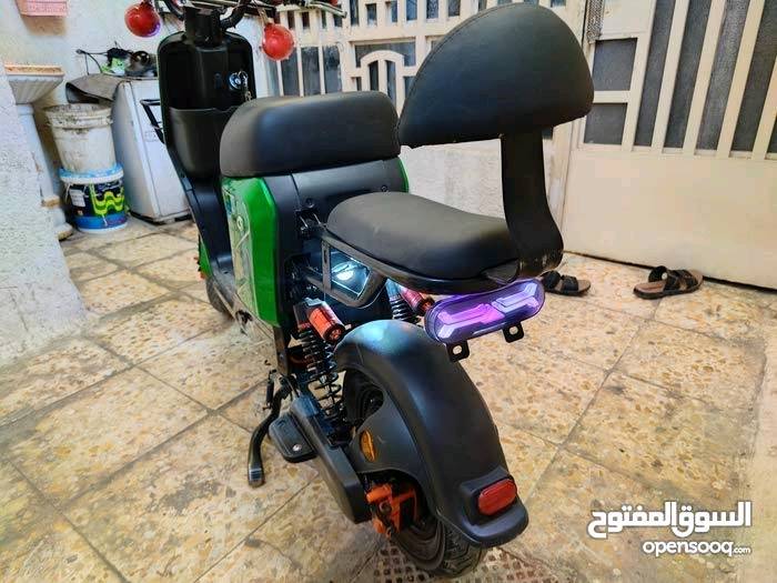 اسلام عليكم
(المكان بغداد مدينة الصدر يم المستشفى القادسيه مستشفى الشهيد الصدر العام)

الوصف ؛ دراجه شحن النوعيه ار تسع 
R9🛵 

اولا الايضائه🚨 - شغلات  جميعها من الدبل 💡اشاير وا البك لايت اليوره ايضن شغال او الايت اللعالي والناصي شغال 

ثانيا البطاريات🔋 : تائتي بعد 4 بطاريا 🔋كما موضح والخامس لغيتها لين انفخ بسبب من ارجع او گبل اخليها على الشحن 🔌فه فصلاته او فحصت البتريات فحصتهن ما بيهن اي شي  في الصوره من شركه حسن وحسين في ساحه الوثبه 

ثالثا الملف (الماطور) : بسعه1200واط او 1800 

رابعا الاصوات📢 : تئتي به مسجل امبي ثري 🔊كما موضح في 🔊🔊🔊الصوره والصوت يعطي علي جدا جدا 

خامسا المفاتي🔑 : يئتي ب اثنين بصمه او اثنين سويج او كرت من شركه ونلي 

سادسا بريك : يئتي دسكات امامي خلفي بحاله مومتازه جدا جدا  

سابعا : سرعه الدراجه 109 كون اتفوال شحن حته تطيك 109 اني بل صوره قرت 99 لين ما شحنتها  للتوضيح 

ثامنا تعااااال افحص ههه تحياتي  
🪬
المكان بغداد مدينة الصدر بشارع الداخل يم مستشفى الشهيد الصدر العام
