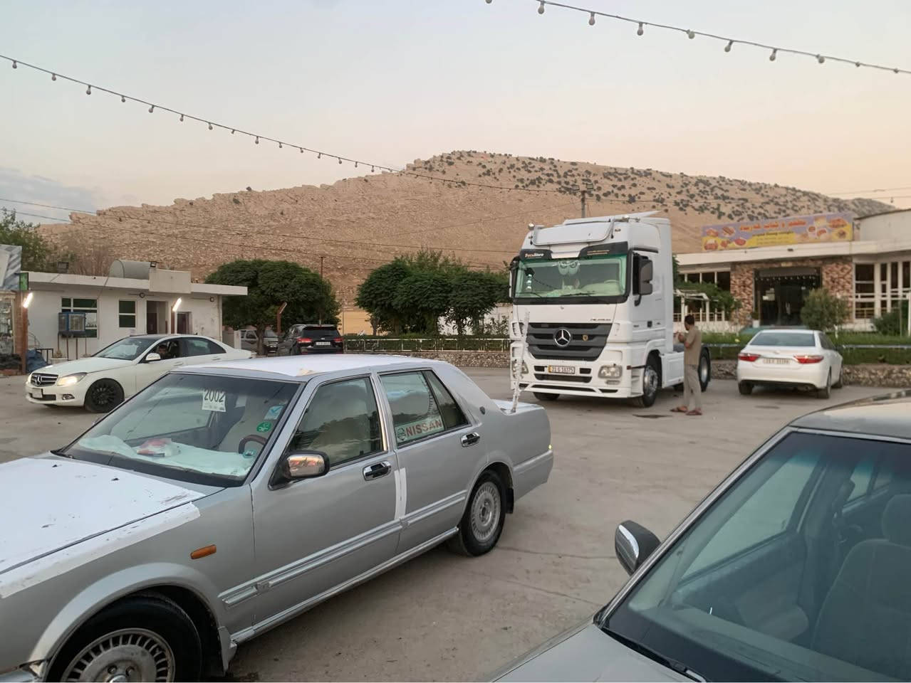 نیسان سدریک ٢٠٠١
ئارم پلاسیک سلێمانی ئارمو ئەوولیاتو موسو براوە بەشەرت 
تەبریت لەسەر سویچ 
گێرو مەکینەو ئەکسلی بەشەرتی ١٠٠٠ فیتەر 
کامل ژێری تازە داگیراوە یەک دینار مەسرەفی تیا نیە  
دەعمی شی نیە پێشو پشتی کەپسە 
کامل کارەبای بەشەرت یەک گلۆپی نەقس نیە 
کامل پێشی زینۆنە 
*********** السليمانية, العراق
