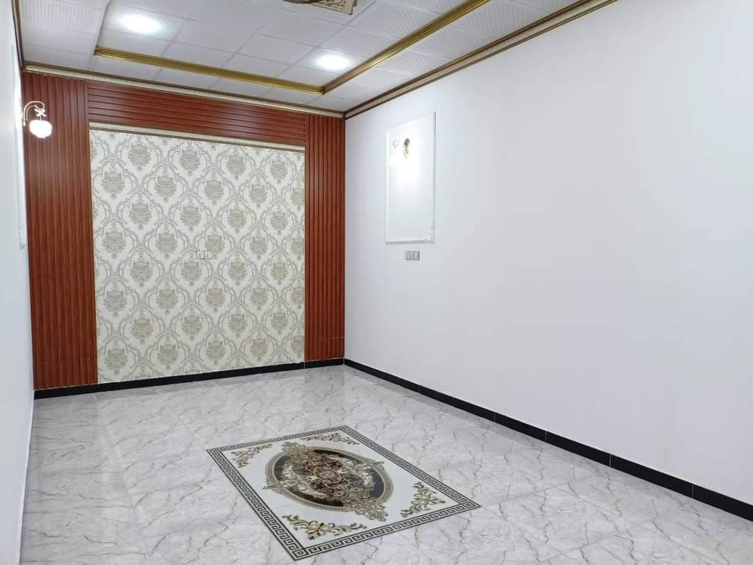 غرفتين ٤.٥ × ٤.٥ 
صاله ٧ × ٤
مطبخ ٥ × ٤
ديوان ٧ × ٤
كراج سياره + حديقه 
صحيات خارجي داخلي 
ماء ارو طن 
ماء عادي طن 
السطح ايزو كام + البيتونه كونكريت هم ايزوكام

***********
