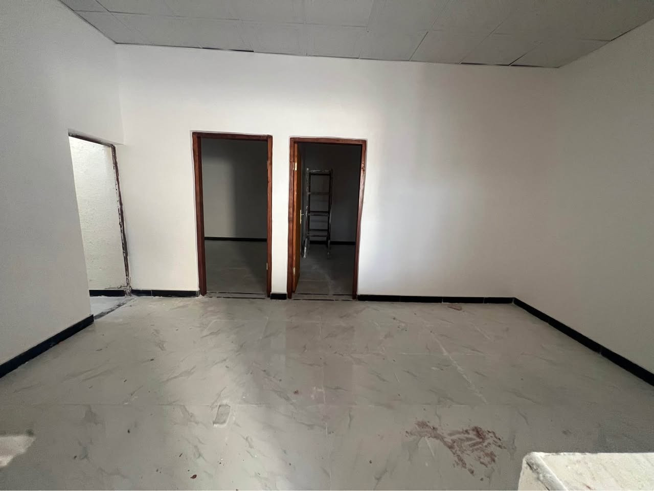 دار سكن للبيع

يحتوي على 2 غرف منام + هول+ مجمع صحيات داخليه + ديوان خارجي + صحيات خارجيه + ترك ومنور +مطبخ

مساحه المنزل 100متر 

نوع العقار طابو زاعي سند ٢٥ بسم عراقي وكاله ومكتبه ونسخه من طابو

علماً المنزل بالكامل سيراميك 

نوع السقف سندويج 

يتوفر كهرباء أمبيرات 

المنطقه تحتوي على جميع الخدمات ماء وكهرباء ومستوصف صحي ومدارس ابتدائيه 

الجيران ذهب صافي 

العنوان البصره شط لعرب الجزيره الفيروزيه 

السعر المطلوب ٣٧وبي مجال ان شاء الله 

للاستفسار التواصل خاص او على الرقم التالي /

‏***********
مكتب عقارت المهندس البصرة, العراق
