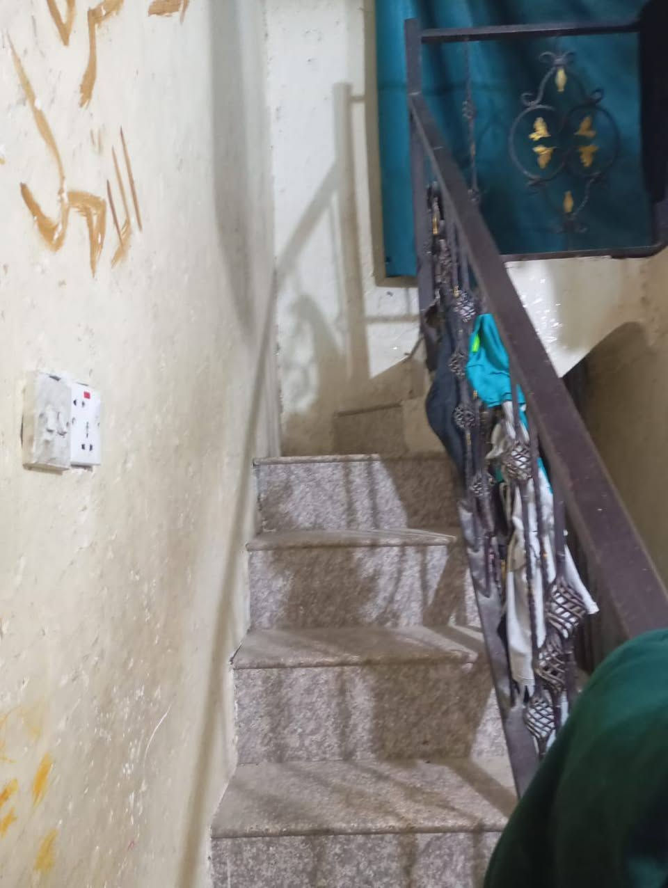 ///يتوفر بيت للبيع //المساحه 90/// طابقين // المكان ابو خستاوي شارع سيد علي يتكون البيت من غرف نوم عدد2صاله مطبخ كلدور حمام داخلي وصحيات بره وطارمه صغيره واجهيت البيت 5متر
بيت مرتب  بس عاوزه ترميم ارجع وكرر البيت عاوزه ترميم
ملاحضه البيت يبعد عن الشارع التبليط 500متر ملاحضه ثانيه مشروع المجاري والتبليط بل باب مال بيت بيت مناسب وحلو باقي التفاصيل الاتصال ع الرقم ***********
