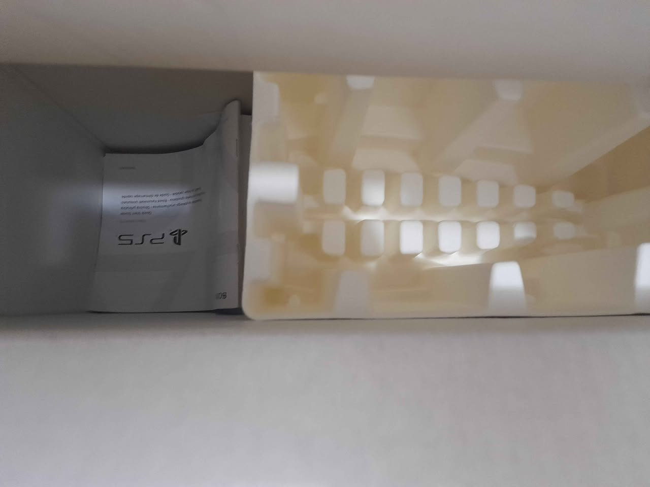 بلي ستيشن ٥ سلم اوربي واحد تيرا أجدد من الجديد كلش نضيف نضافه 99% كل ملحقاته وياه و  ويبي اس 1500 كارتونه وكل الكيبلات الاصليه ابيع شلع كل شيء ب 625  الف ما بي مجال مستعجل عله بيعته ماكاني بغداد حي القاهره الرقم:*********** بغداد, العراق
