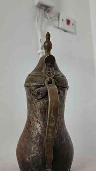 مساكم الله بالخير والبركه 🇮🇶🕊️🇮🇶 دلة بغدادية قديمه جدااا قياس 25سنتم تزينت بختم صانع الدلة العراقيه الاصيله سيد صالح بغداد نظافتها تامه وموضحه في الصورة للاستفسار خاص او الاتصال على الرقم التالي ***********أخوكم كرار الشيخ
