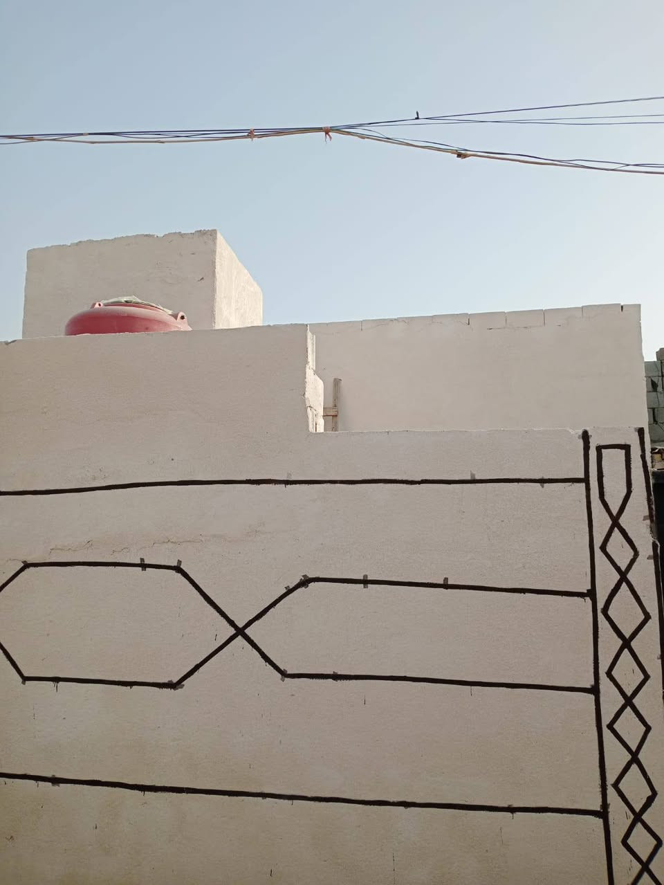 السلام عليكم عدي بيت بناه قديم مو كلش بل الجزيرة بزين العابدين بل بدايه بكاع فحام  كلش قريب عل ربع سايدات مساحته 130  طابو ملك زراعي عراقي بيه ثنين غرف او ديوانيه وصاله مطبخ وصحيات بيت والسقف كونكريت كله سراميك كهرباء جديد سعره 47 بيه مجال  ***********
