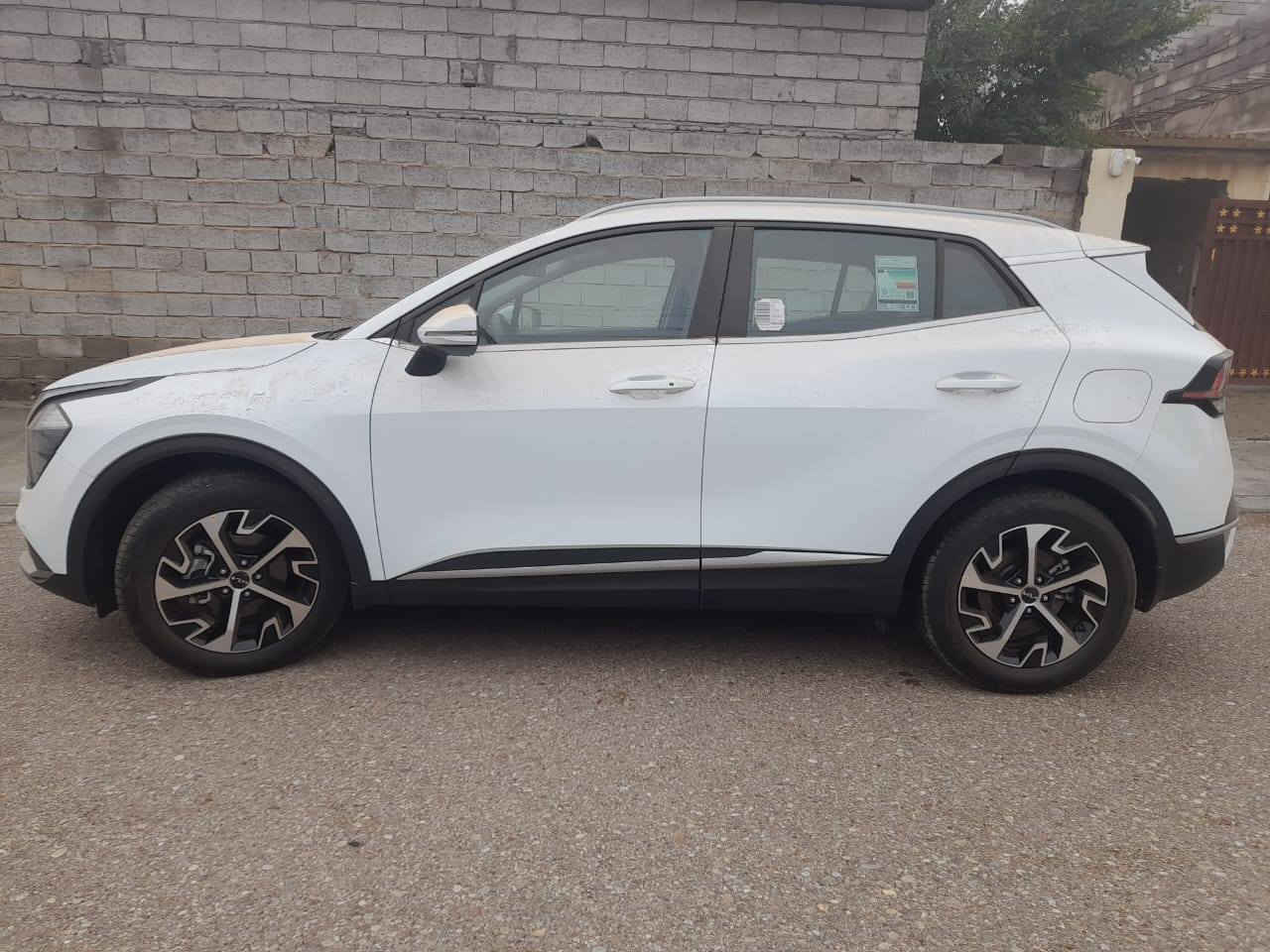 السلام عليكم للبيع كيه سبورتج موديل 2024 سياره ماشيه ١٧٠٠٠ كفاله عامه  رقم  سليمانية السعر 230 وبيها مجال مكان السياره ديالى المقدادية للاستفسار ***********
