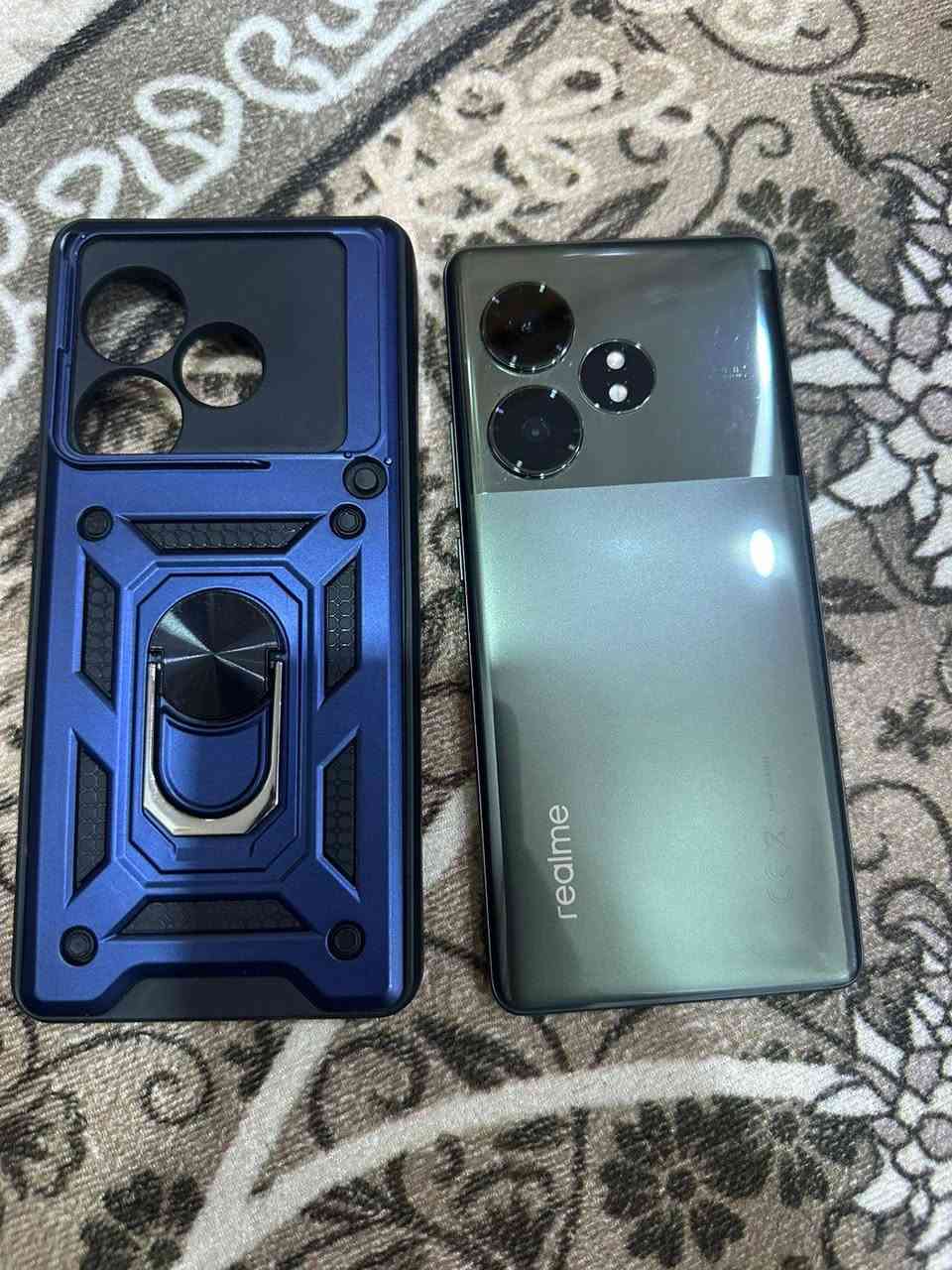 ريلمي GT6T
الأداء: معالج Snapdragon 7+ Gen 3 بتقنية 4 نانومتر، مع معالج رسومي Adreno 732.

​الشاشة: من نوع LTPO AMOLED بحجم 6.78 بوصة، تدعم 120Hz وسطوعاً يصل إلى 6000 شمعة (Peak).

​البطارية والشحن: سعة 5500 مللي أمبير وتدعم الشحن السريع بقدرة 120 واط (شحن 50% في 10 دقائق).

​الكاميرا: خلفية مزدوجة؛ الأساسية 50 ميجابكسل (بمستشعر Sony LYT-600) مع مثبت بصري OIS، وثانية 8 ميجابكسل للتصوير الواسع. الكاميرا الأمامية 32 ميجابكسل.

​الذاكرة: 12GB، ومساحات تخزين  256GB،

​إضافات: مقاومة رذاذ الماء والغبار IP65، حماية شاشة Gorilla Glass Victus 2، وسماعات ستيريو جهاز افلاكشب بدون غراض بس شاحنه وياه السعر 430 بيه مجال توصيل موجود اتصال *********** مكاني الديوانيه

