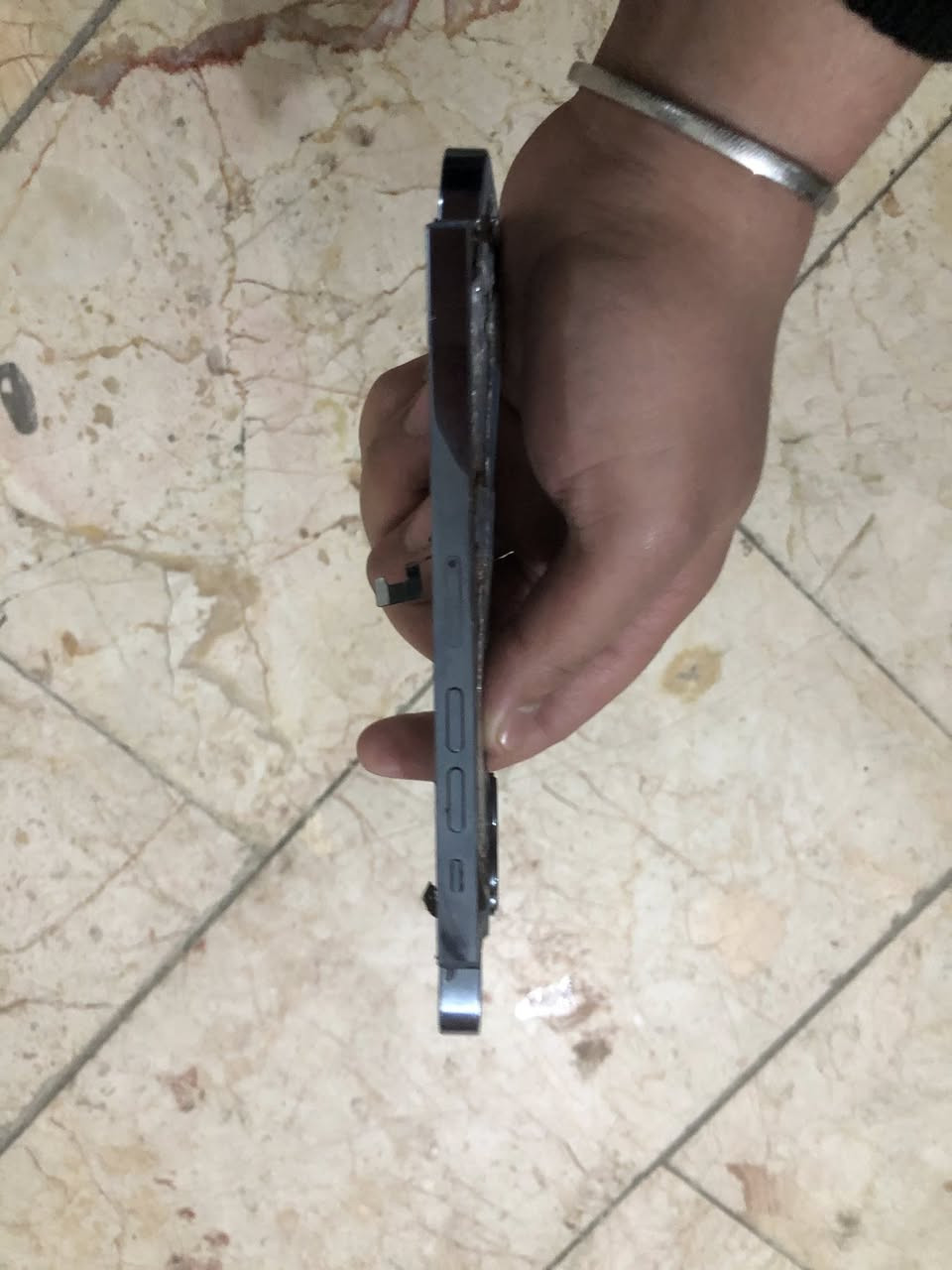 السلام عليكم

ايفون ١٣برو ماكس يفيد اهل الصيانه

متضرر مثل ما واضح بل صوره

الضرر فقط شاشه والبورد والشاصي

اما البقيه فكله عله حاله الوكاله فيس ايدي شغال وكاميرات كله شغال ما عدا الضرر الي ذكرته 

والذاكره ٥١٢مالته

العنوان مدينه الصدر 

الرقم ***********

السعر ٧٥الف وبي مجال
