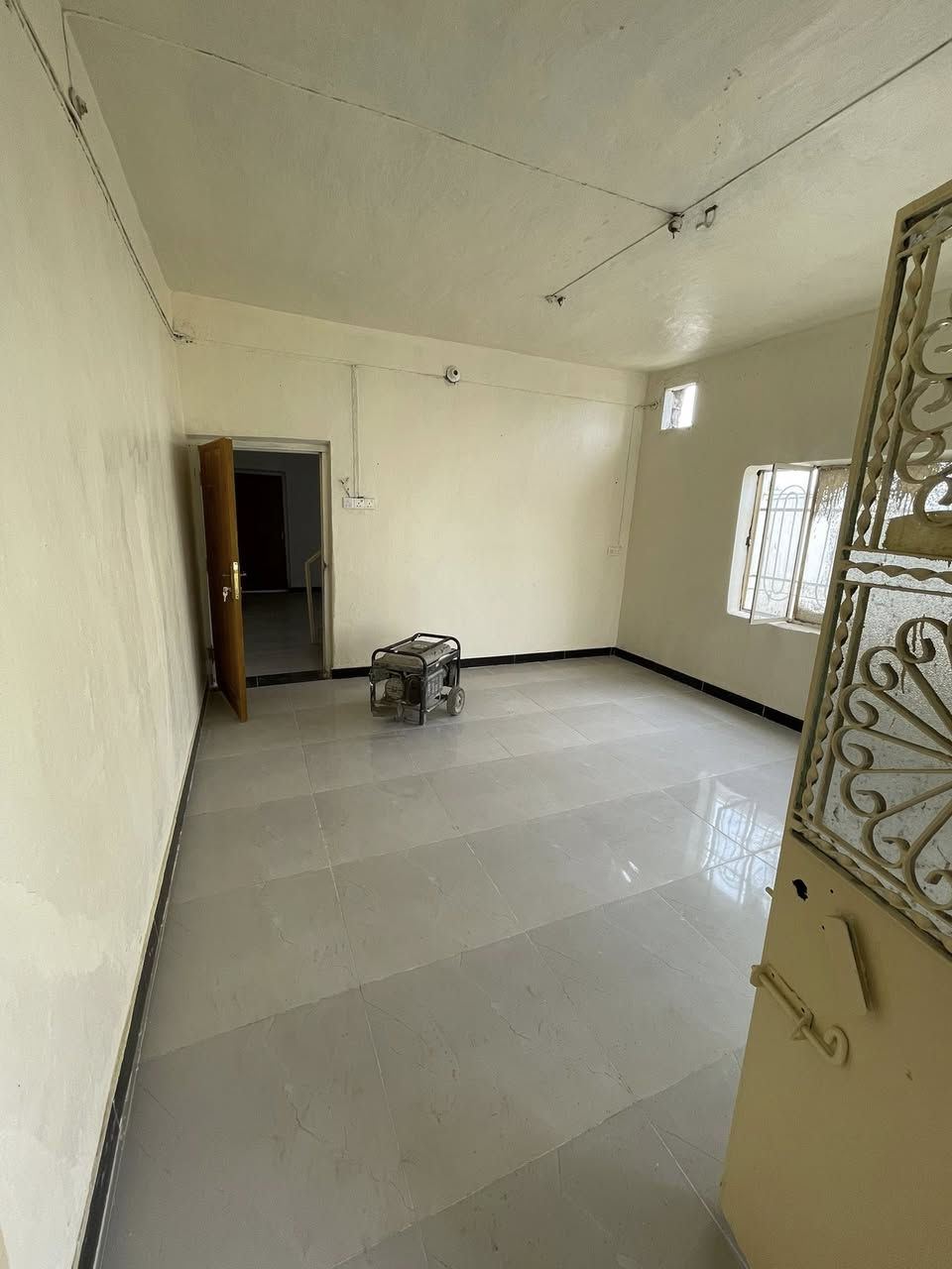 السلام عليكم 

-بيت بحي عداي ركن قرب المدرسه الصينيه 
-مساحته 200 
-بي استقبال جبير مثل ما موضح ومطبخ وغرفتين كبار 
***********
