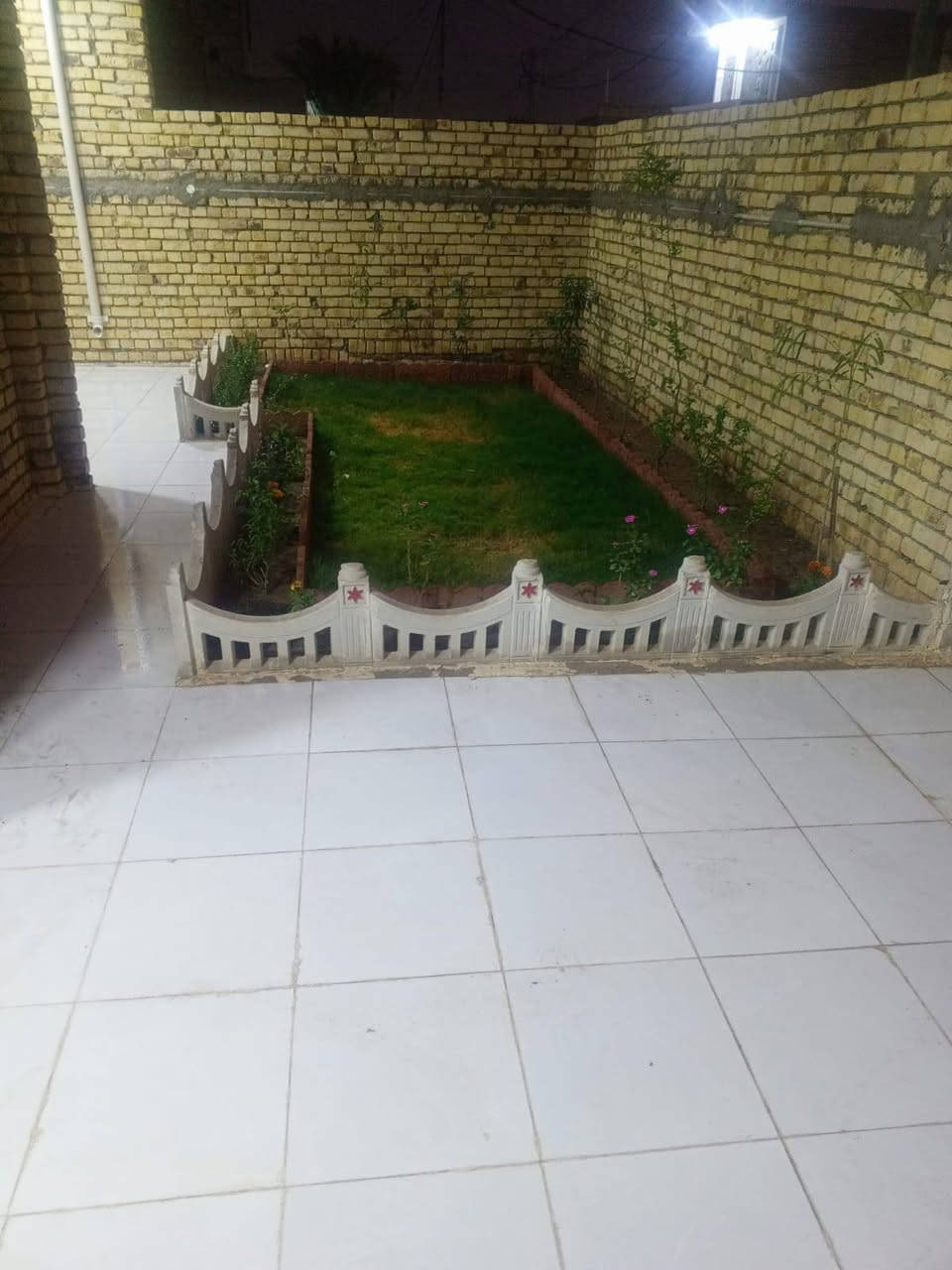 السلام عليكم بيت للبيع كوت حي الحكيم مساحه 200 نزلت علي الامير يبعد عن الشارع 150 متر قرب المستوصف ***********
