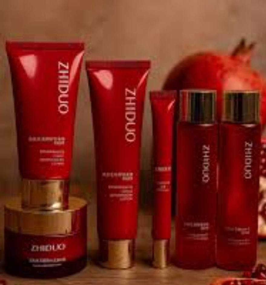 ​غسول الوجه (Cleanser): في التيوب الكبير، يُستخدم لتنظيف البشرة من الشوائب والدهون.
لوشن أو مرطب سائل (Lotion): في التيوب المتوسط، لترطيب البشرة بعد التنظيف.
​سيروم للعين (Eye Essence): التيوب الرفيع جداً، مخصص للهالات والتجاعيد الخفيفة حول العين.
​تونر (Toner): في العلب الزجاجية الطويلة، يُستخدم لقبض المسام وإنعاش البشرة.
​كريم الوجه (Face Cream): العلبة الدائرية الصغيرة، يُستخدم كخطوة أخيرة للترطيب العميق (غالباً كريم ليلي أو نهاري).


**إذا كنت صاحب هذا الإعلان وتريد حذفه لأي سبب، رجاءا أرسل رسالة إلى الدعم الفني**