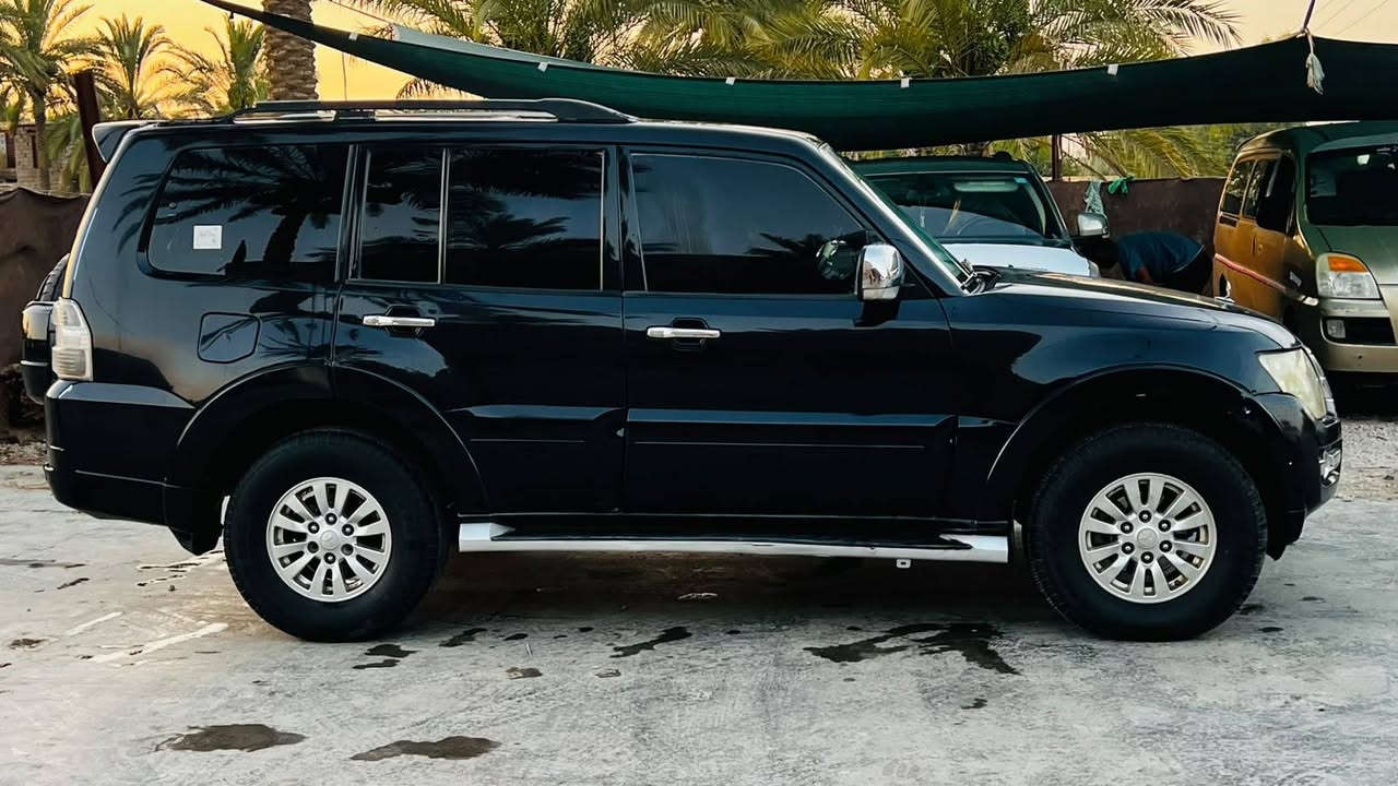 باجيرو موديل 2010 سوده شاشه وحساس وكامره السيارة بيه بس البنيد صبغ اثر جراد والباقي مكفول كير ومحرك وتبريد والبدي كفاله السعر 135 وبيه مجال ***********

