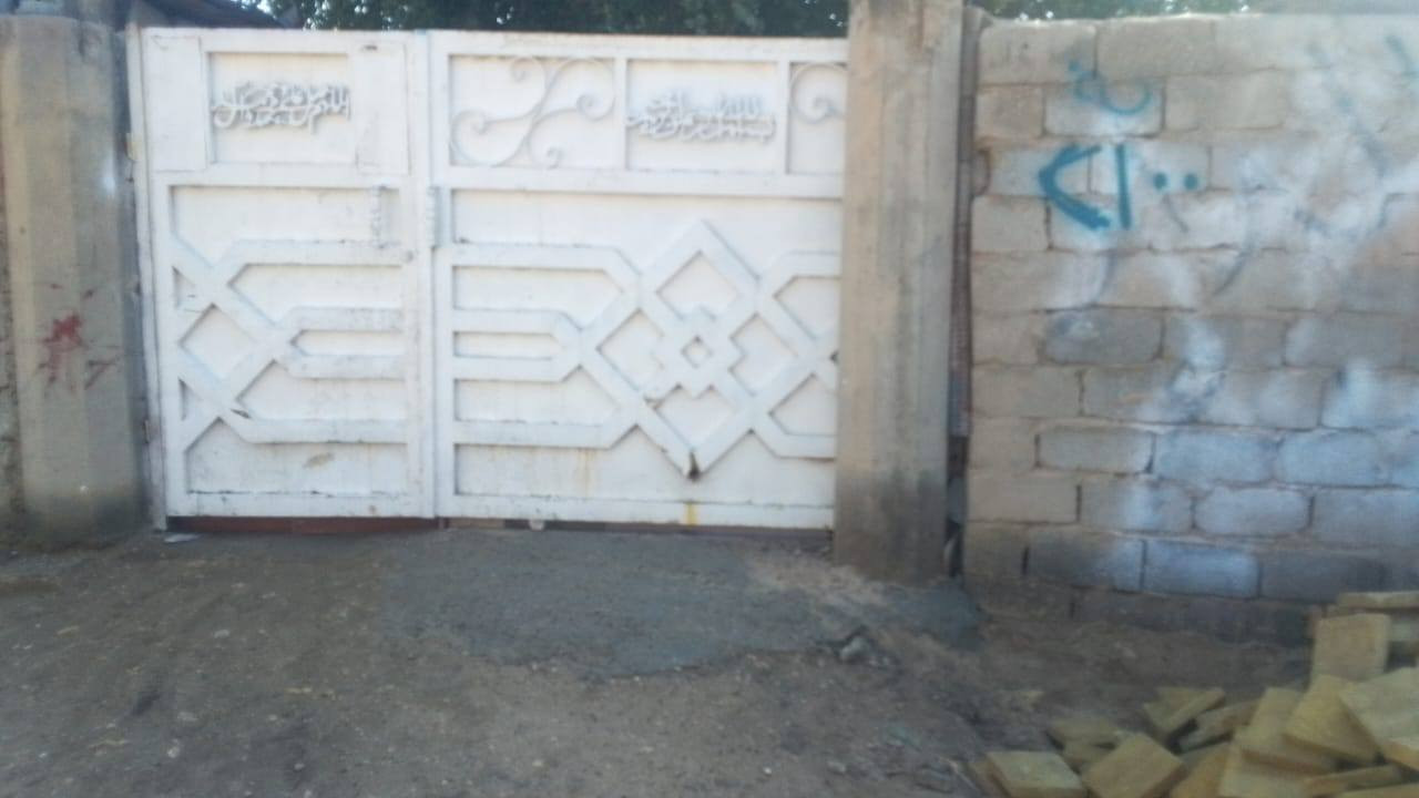 السلام عليكم  دار مساحه 300متر بناء 100 غرفتين ومطبخ وحمام وصاله  مكان الحله ابو غرق نوع العقار دار زراعي ابو غرق حي البتول سعر35وبي مجال رقم الهاتف الاتصال *********** عله هاذ رقم
