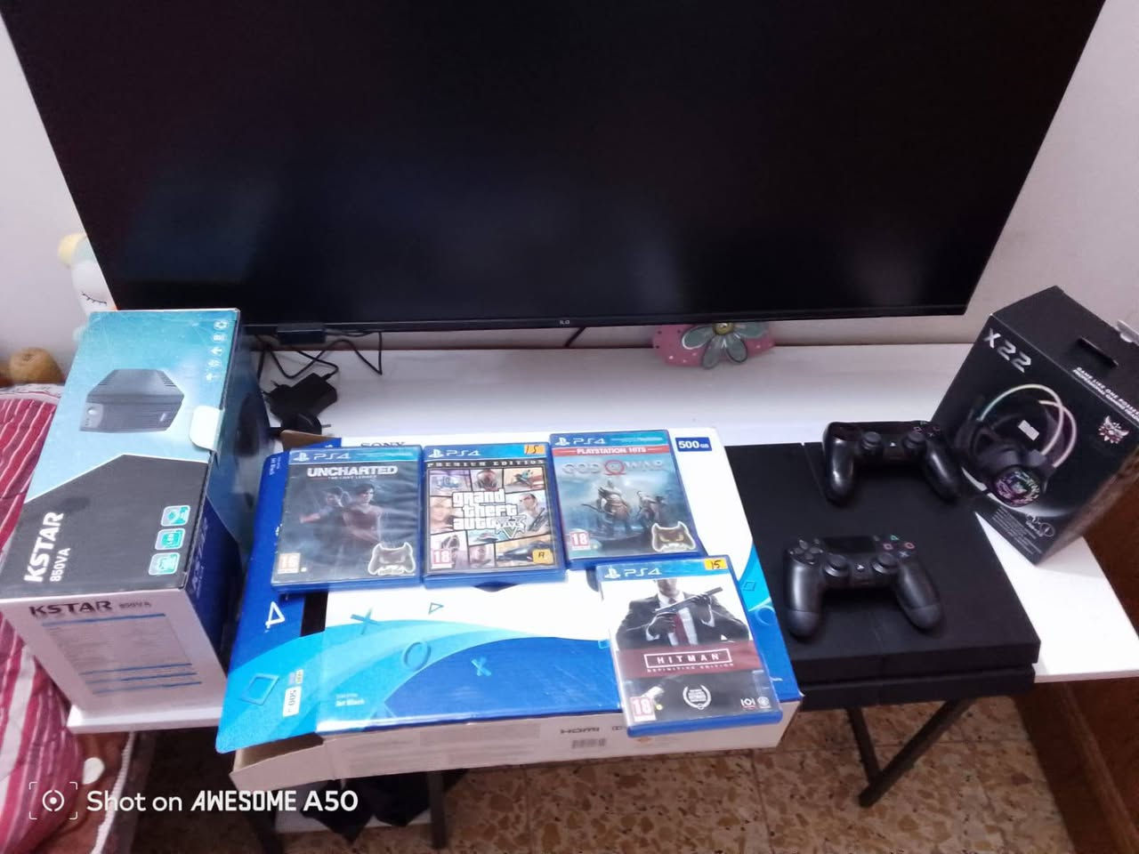 عرض "سيت آب" متكامل (PS4) - نظافة واستخدام قليل جداً 🎮
للبيع باقة ألعاب بلاي ستيشن 4 متكاملة مع كامل ملحقاتها، الخيار الأمثل لمن يبحث عن جهاز نظيف وأداء مستقر:
📌 تفاصيل الجهاز:
الموديل: بلاي ستيشن 4 اونلاين (ذاكرة 500 جيجا).
الحالة: الجهاز مفتوح فقط للتنظيف الدوري (لضمان برودة المعالج وهدوء الصوت)، وبحالة الوكالة.
النظام: محدث للإصدار 13.00.
🎮 الملحقات واليدات:
يدات تحكم عدد (2): واحدة أصلية بحالة ممتازة، والثانية تجارية (درجة أولى).
سماعة رأس أصلية: صوت محيطي واضح جداً، استخدام بسيط.
جهاز UPS (KSTAR): لحماية الجهاز من انقطاع الكهرباء المفاجئ (ضروري جداً لاستقرار النظام).
💿 باقة الألعاب (أقراص أصلية ونظيفة جداً):
God of War (نسخة PlayStation Hits).
GTA V (النسخة المميزة Premium Edition).
Uncharted: The Lost Legacy.
Hitman: Definitive Edition.
✨ الإضافات الخاصة (Setup):
ميز (طاولة) أبيض: تصميم مودرن ومرتب، نوعية قوية ومجربة (عن تجربة شخصية مريح جداً بالتنظيم).
ماوس باد (Mouse Pad): حجم كبير بتصميم شخصية Hitman.
إضاءة نيون (Neon): إضاءة زرقاء فخمة على 
السعر 650 وبي مجال 
الرقم للاستفسار ***********واتساب فقط
