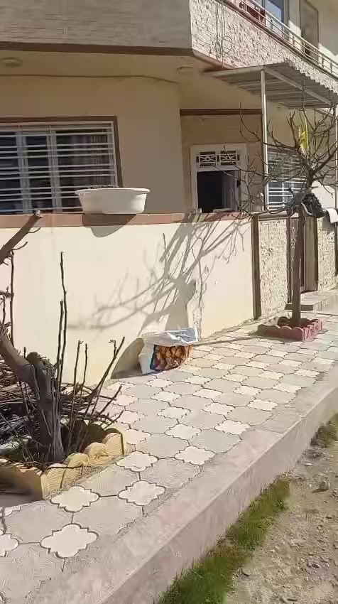 سلام عليكم / متاح دار للبيع ،،،، طابقين 150 م طابو منطقة رابرين الجهة المقابلة للمطار كامل خدمات ،،،،شراي يتفضل خاص ،،،، ***********
