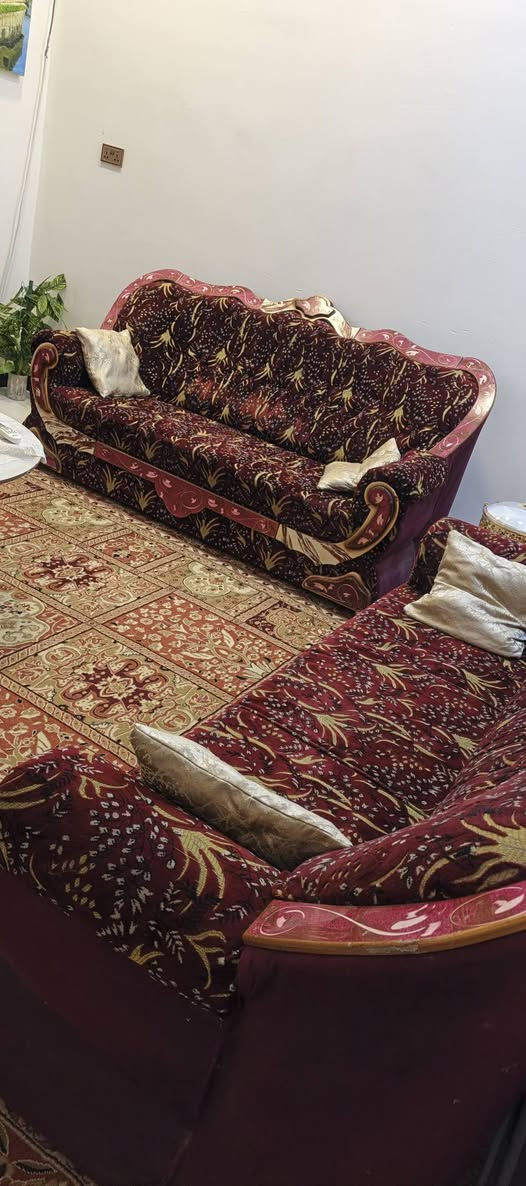 طخم قنفات للبيع اثنين حجم كبير واربع كراسي نوعية جيدة من خشب وقماش السعر  ٢٥٠  الف  عنوان  البصرة  /   المطيحة  /    ***********
