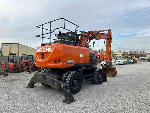 ⭐ وصلت حديثاً – حفارة هيتاشي Hitachi ZX170W-6 موديل 2020

جاهزة للعمل فوراً | حالة ممتازة | أداء يعتمد عليه

يعلن معرض سليمانية للمكائن والآليات الثقيلة – Slemani Plant Sales Co. Ltd عن وصول حفارة Hitachi ZX170W-6 موديل 2020 بحالة استثنائية بعد فحص شامل، وبجاهزية كاملة للعمل في مشاريعكم دون أي تأخير.

تتميز هذه الماكينة بقوتها، سرعتها، ثباتها العالي، واقتصاديتها الممتازة في استهلاك الوقود، مما يجعلها خيارًا مثاليًا لشركات المقاولات والبناء والطرق والخدمات.

⸻

🔶 المواصفات والخيارات الفنية – Hitachi ZX170W-6 (2020)

🔸 الأداء والمحرّك
 • محرك Isuzu 4 سلندر عالي الاعتمادية
 • قوة صافية تقارب 130 حصاناً
 • وزن تشغيلي بين 17 – 19 طن (حسب التجهيز)
 • نظام هيدروليكي متطور HIOS III لأعلى كفاءة تشغيل
 • سرعة السير تصل إلى 37 كم/ساعة
 • ثبات ممتاز بفضل تصميم المحاور والكونترويت المحسّن

🔸 أنظمة الهيدروليك
 • أنماط تشغيل متعددة: Power / ECO / Lift
 • خطوط هيدروليك جاهزة (Factory Fitted):
 • خط الهامر
 • خط الروتيتور/المقص
 • خط AUX إضافي
 • ذراع تشغيل:
 • بوم قياسي
 • أو بوم مفصلي (Two-Piece Boom) لمرونة أعلى

🔸 الكبينة وراحة السائق
 • كبينة واسعة مع عزل صوتي عالي الجودة
 • تكييف وتدفئة كاملة
 • مقعد سائق مريح قابل للتعديل
 • شاشة معلومات متعددة الوظائف مع نظام تشخيص
 • كاميرا خلفية وكاميرات جانبية (حسب المواصفات)
 • رؤية محيطية ممتازة

🔸 الملحقات (اختياري)
 • باكيت
 • هيدروليك هامر
 • روتيتور
 • إطارات بحالة ممتازة
 • دعّامات أمامية وخلفية (Stabilizers)

⸻

✨ أسعارنا منافسة ونوفر أفضل العروض في السوق

نضمن لكم أفضل جودة، أسعار مميزة، وخدمة راقية قبل وبعد البيع.
للمزيد من المعلومات أو للاستفسار، يرجى الاتصال بنا:

⸻

📍 معلومات الاتصال والموقع

معرض سليمانية للمكائن والآليات الثقيلة – سليمانية للبيع
Slemani Plant Sales Co. Ltd
Suppliers of New and Used Plant & Equipment
Kurdistan Region – North of Iraq

📞 Iraq: 0770 152 1304

📧 Emai: info@slemaniplant.com
🌐 Website: www.SlemaniPlant.com

📍 العنوان:
سلێمانی – ڕێگای سەرەکی سلێمانی بۆ تاسلوجە
پێشانگای سلێمانی
Sulaimani – Kerkuk Road, Sulaymaniyah – Iraq
#slemaniplant
