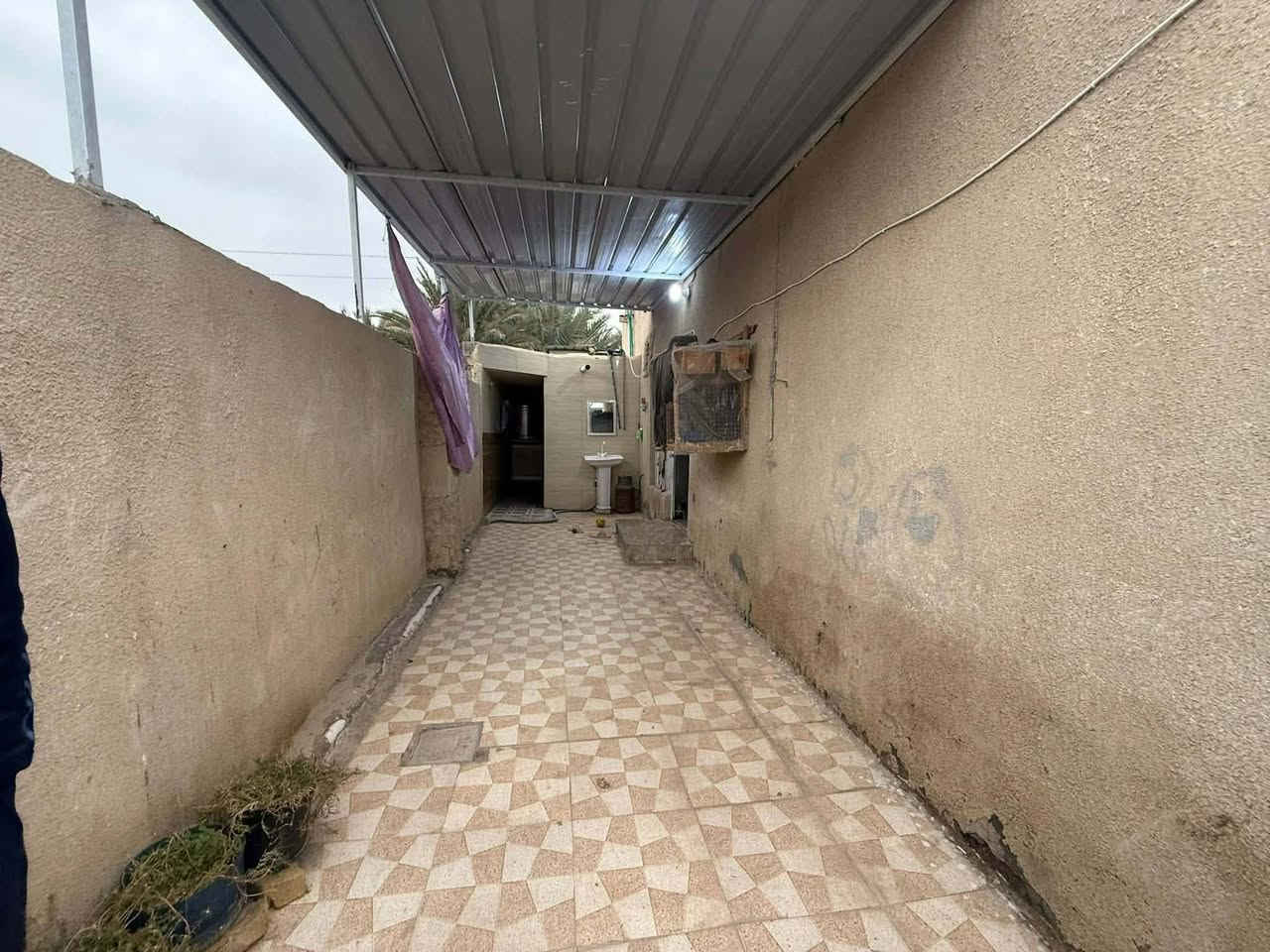 السلام عليكم بيت للبيع 150متر استقبال وصاله غرفتين نوم وطرمه البيت كله سيراميك استفسار الاتصال ***********مكلف بل نشر
