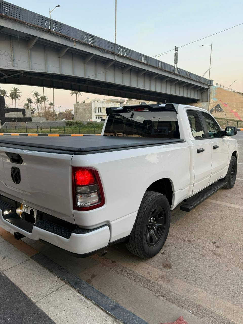 ‼️..سعر مناسب🔥💸..‼️..بيع مستعجل..‼️
السلام عليكم 
رام 2023 وارد امريكي
رقم ديالى الدولي الجديد (مميز🔥) بأسمي
المحرك: 6 سلندر 3600
باب قصير...بدي طويل 
المواصفات: Tradesman🫀🔥
* شاشة صغيرة 
*مقاعد جلد 
*قطعتين تبريد 
*6 راكب 
* فورويل 
*كامرة خلفيه
Auto stop*
*سايد بريك كهربائي
*نظام السحب 
* نظام ال e-torque الكهرباء مساعد بتقليل صرف
* وباقي مواصفات الرام المعروفة 

الصبغ: جاملغ وبنيد فقط
الموقع: ديالى بعقوبة
للاستفسار: ***********
