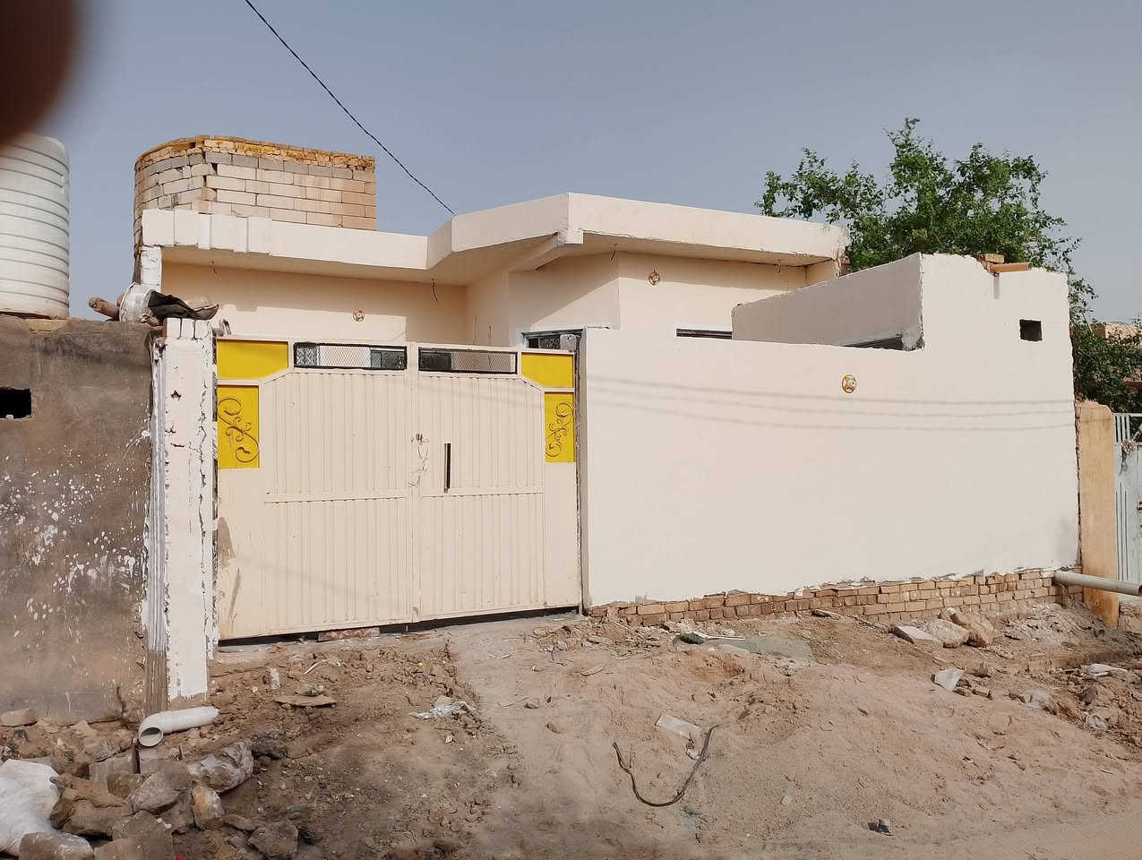 سلام عليكم بيت للبيع المساحه160البيت مامسكون بناء جديد يتكون من قرفتين صاله مطبخ ديوانيه عكاده جاهز من كلشي ماء كهرباء العنوان حي العدس شارع الصوره السعر علخاص او الرقم ***********
