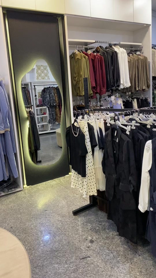 ⁨	زبائنا طلبو مني انزللهم الستوريات بفيديو او منشور  ويدللون علينه🫶🏻 هاي بعض الموديلات اللي نزلت وطلبتوها بكثرة 💙❤️ .. اسحبي الشاشة للبسار وكملي بقية الفيديوهات ✨💫 . .. سعر التوصيل 5 الاف دينار  بغداد وكل المحافظات . العنوان : بغداد الدورة سوق الاثوريين شارع نادي المجتمع العائلي رقم الهاتف ***********___*********** . . . . . . #ملابس #ازياء #اكسبلور_فولو⁩
