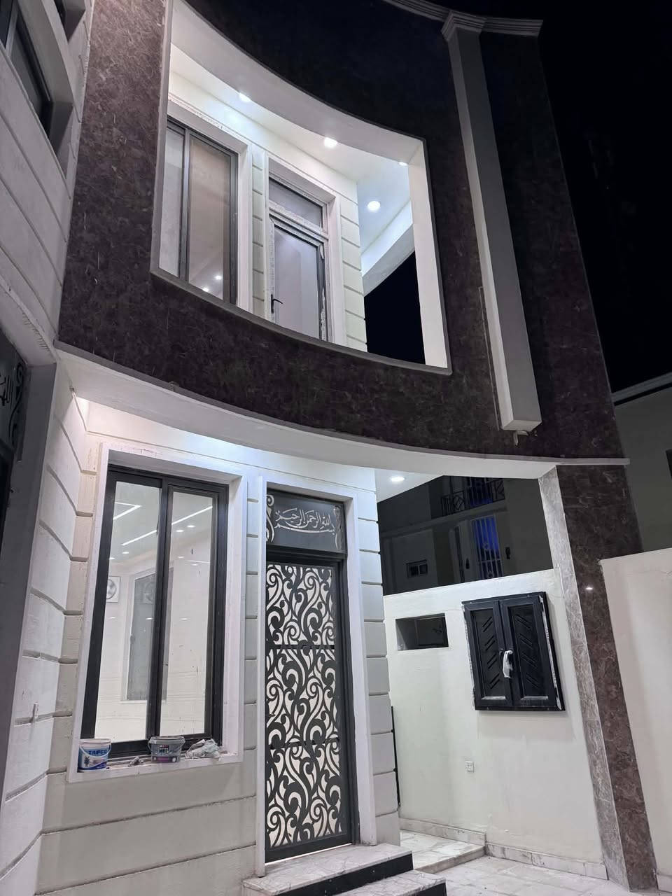 #دار سكن للبيع ركن الديوانية حي الجامعة قرب مدرسة أيسن 

المساحة 200م.                       طابو صرف 

الطابق الارضي
استقبال +صالة +مطبخ +غرفة نوم  +صحيات داخلية وخارجية 

الطابق الاول
غرفة نوم عدد 3 + صالة +مجمع صحيات 

((البيت بناء جديد بعدة ممسكون))

للاستفسار يرجى مراجعة مكتب وليد للعقار
العنوان الديوانية حي الجامعة شارع 20 
الاتصال ع الرقم //***********
