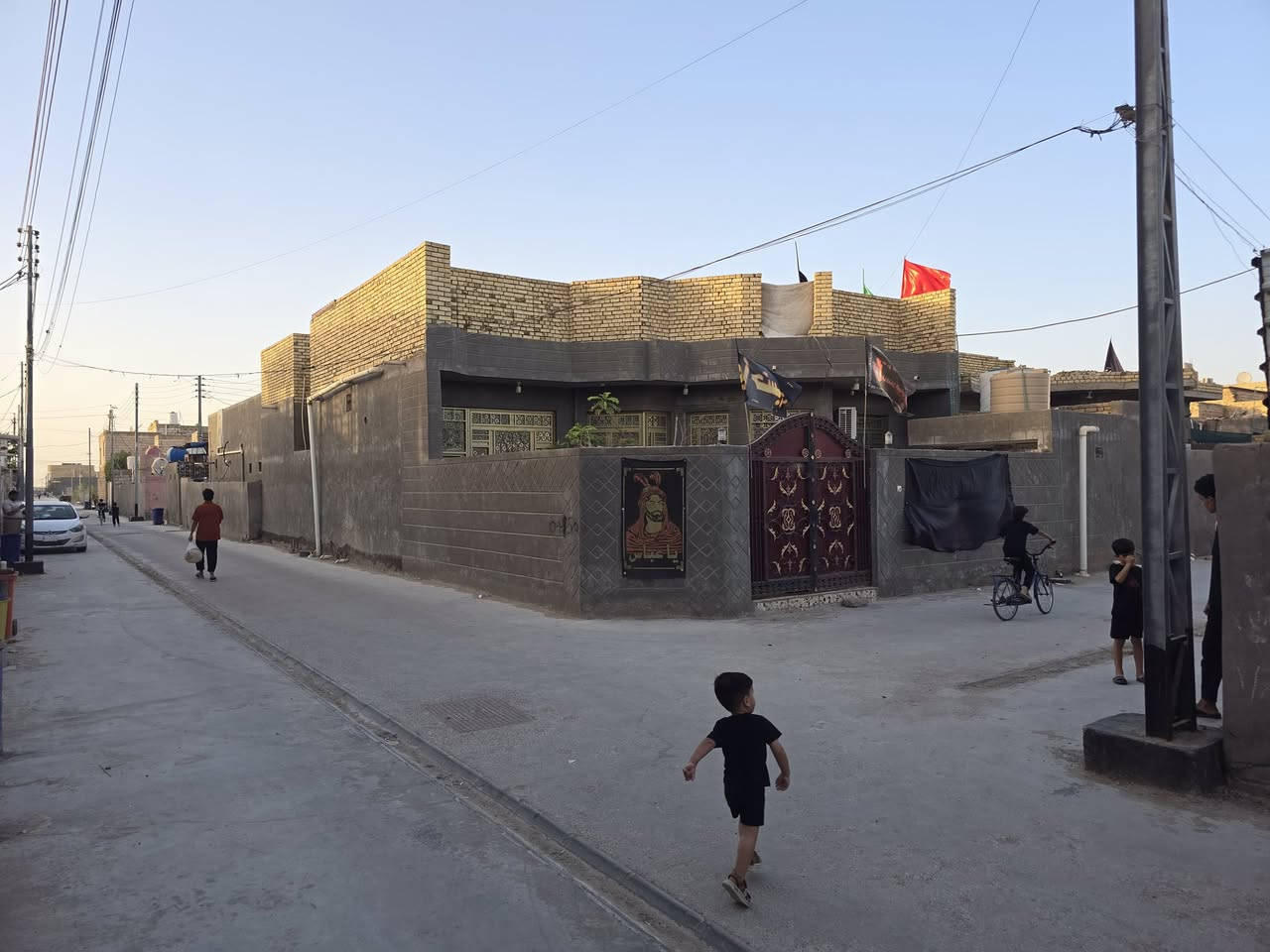🏡 بيت للبيع – موقع مميز (ركن على فرعين)
📍 الموقع: العكيكة – شارع المجلس البلدي – الفرع الثاني جهة اليسار.

📐 المساحة: 240 م²

🔹 الطابق الأرضي:

- غرفتان
- صالة
- هول واسع
- استقبال
- مطبخ
- صحيات داخلية
- صحيات خارجية
- طارمة كبيرة
- حديقة

🔹 الطابق الثاني:

- غرفتان
- إحدى الغرف مكتملة والأخرى قيد الإنشاء

🏗 مواصفات البناء:

- بناء من الطابوق درجة أولى
- سقف كونكريت مسلح
- أرضية مرمر
- تشطيب متين وبناء عالي الجودة

✨ يتميز المنزل بموقعه الركني على فرعين، مما يوفر سهولة الوصول واستفادة أكبر من الواجهة، ويعد خيارًا مناسبًا للسكن العائلي.

📞 للاستفسار والتواصل:
***********

💬 متوفر واتساب للرد على جميع الاستفسارات.
