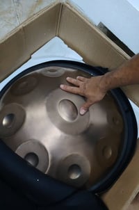 متوفر Handpan مع ملحقاته الجنطه والادوات والستان (القاعده). وكذلك متوف...