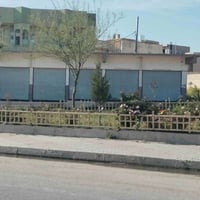 بيت تجاري طابقين • ٥ محلات • الجسر الثالث بالايمن