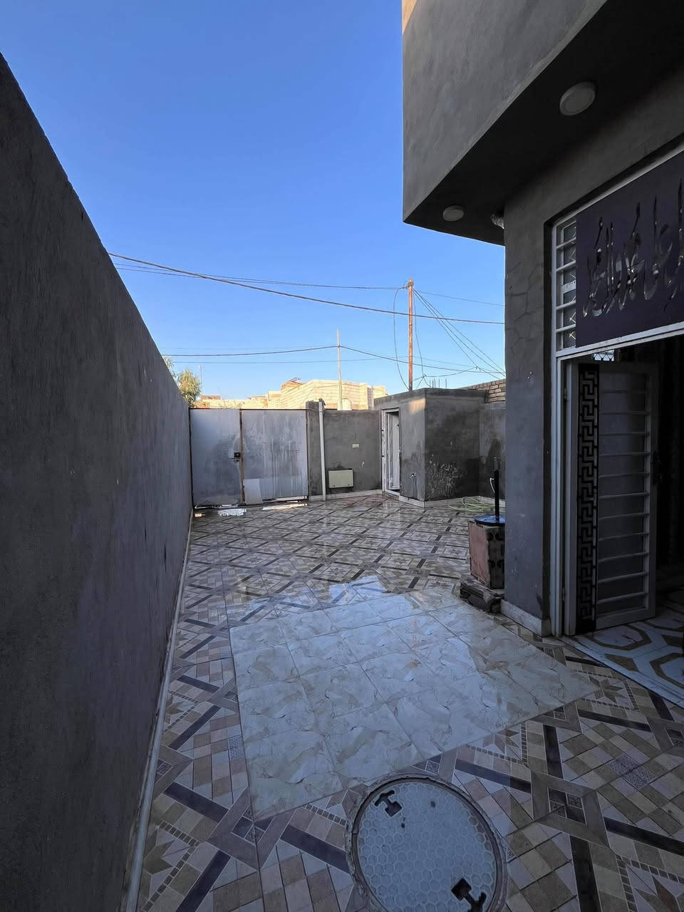 🏡دار للبيع مع قطعة ارض🏡
المساحة الكلية(280) مساحة البيت/140
✅ #طابو_صرف

الموقع: الحيرة_حي الحسين

مواصفات البناء:
غرفة نوم وصاله ومطبخ واستقبال حمامات داخليه وخارجيه وكراج 
بناء مرتب (أساس + سقف كونكريت + طابوق) 

للاستفسار اتصال
***********
