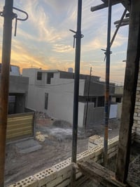 هيكل ١٠٠ للبيع في منطقة العدوانيه قرب المنتجع  ١٠٠ متر طابقين شغل درجه...