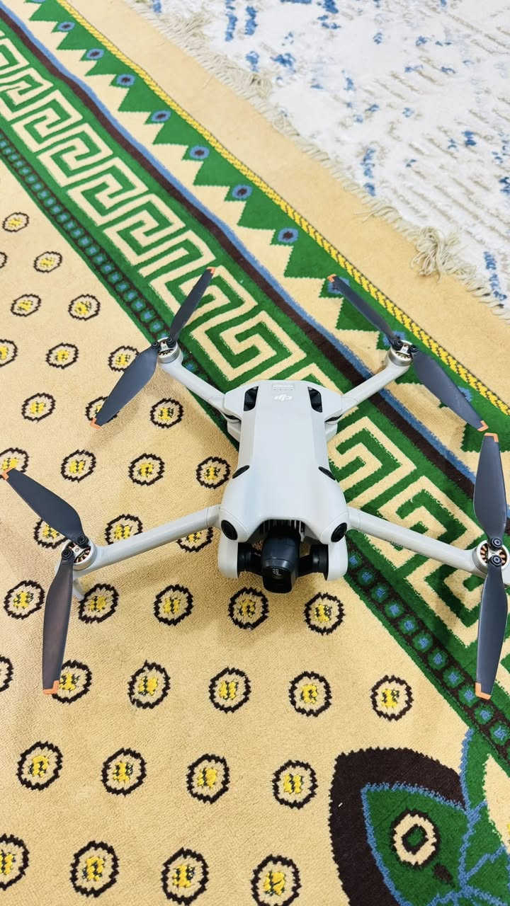 درون مني 4 برو بلاس
 مدة طيران البطارية الواحدة 43 دقيقة 
درون نضيفة جدا  واستخدام شخصي 
ملحقات كاملة 
مكاني ديالى توصيل ماعندي تعال شوف وافحص واقتنع وبلعافية عليك 
للتواصل ***********
