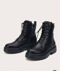 هلو بنات  حبايب اليوم عندنا قطعه كلش مميزه رجاليه  بوت جلد رجالي  قياس...