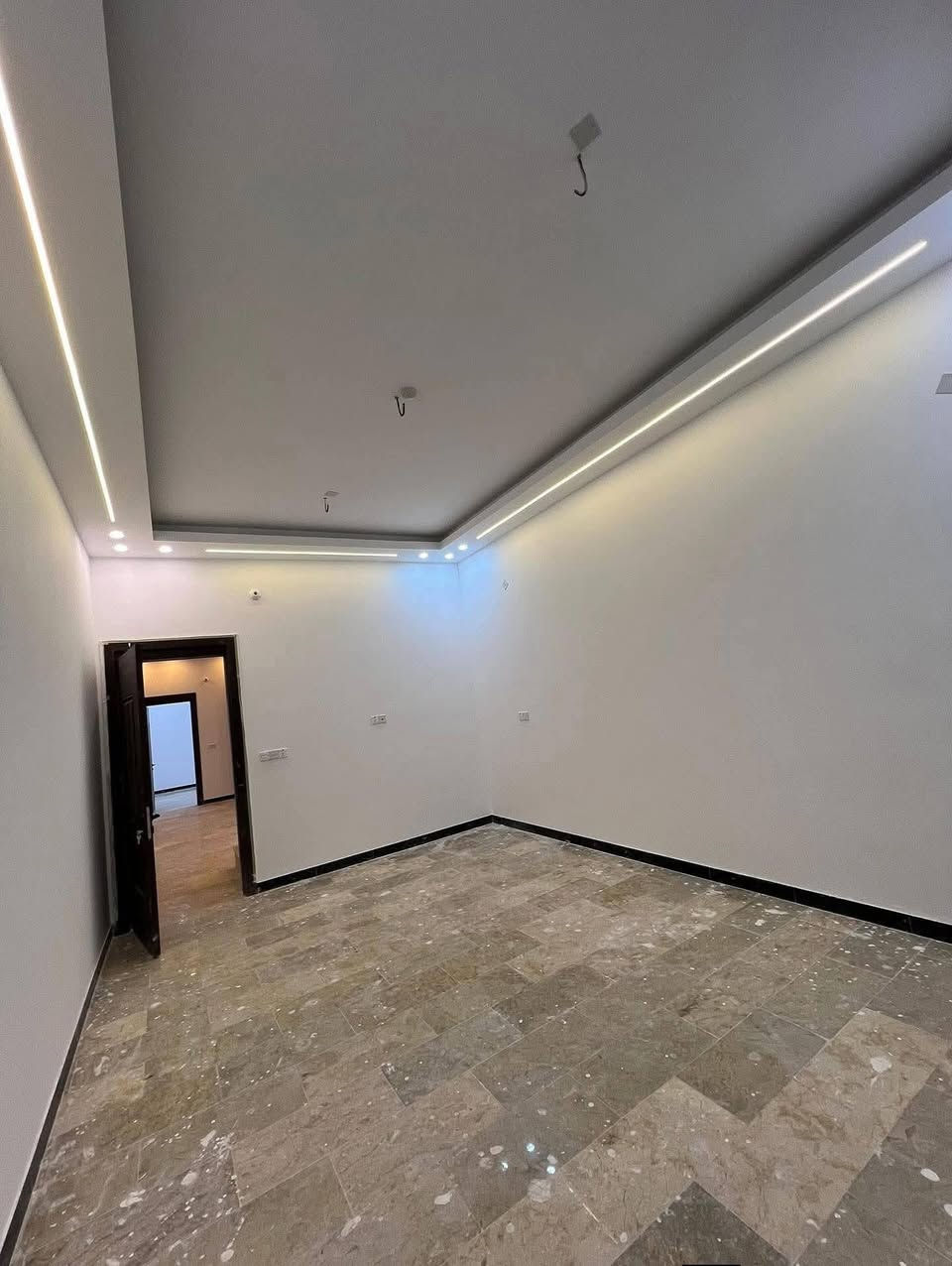 دار سكن فاخرة للبيع

المساحة: 207 متر
عدد الطوابق: طابقين
نوع الطابو: طابو صرف

✨الموقع:
الديوانية – حي الفرات
على شارع بعرض 15 متر، موقع ممتاز وسهل الوصول

دار سكن بناء حديث جدًا بواجهة عصرية أنيقة،
تنفيذ شغل كونكريت مسلح درجة أولى وبمواصفات عالية الجودة.
✨ دار مثالية للسكن العائلي تجمع بين التصميم العصري، جودة البناء، والموقع المميز.

           ✨               تفاصيل الطابق الأول:             ✨

غرفتين نوم

صالة واسعة

استقبال أنيق

مطبخ عملي

مناور عدد (2)

حديقة داخلية مع شلال يضيف لمسة جمالية مميزة

صحيات داخلية وخارجية

          ✨             تفاصيل الطابق الثاني:            ✨

غرفتين نوم (سويت)

صالة

سطح واسع

🔹 العرض حصريًا لدى #مكتب_علاء_الخالدي_للعقار

عنوان المكتب:
الديوانية – حي الفرات – شارع الصب

📞 للاستفسار:
مراجعة مكتب علاء الخالدي للعقار
أو الاتصال على الرقم: ***********
