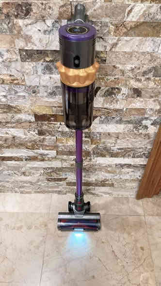 " مكنسة كهربائية لاسلكية قوية تتميز بشفط يصل إلى 45000 باسكال، وشاشة OLED تعمل باللمس، وعمر بطارية يصل إلى 65 دقيقة. وهي مجهزة بفرشاة أرضية على شكل V لمنع التشابك ورأس مرن بزاوية 270 درجة، بالإضافة إلى ممسحة مدمجة. تشتمل المكنسة على نظام فلترة HEPA قابل للغسل وقابل لإعادة الاستخدام، وعلبة غبار كبيرة بسعة 1.6 لتر،
السعر 60 الف 
للطلب والاستفسار ***********
توصيل كافة محافظات العراق
