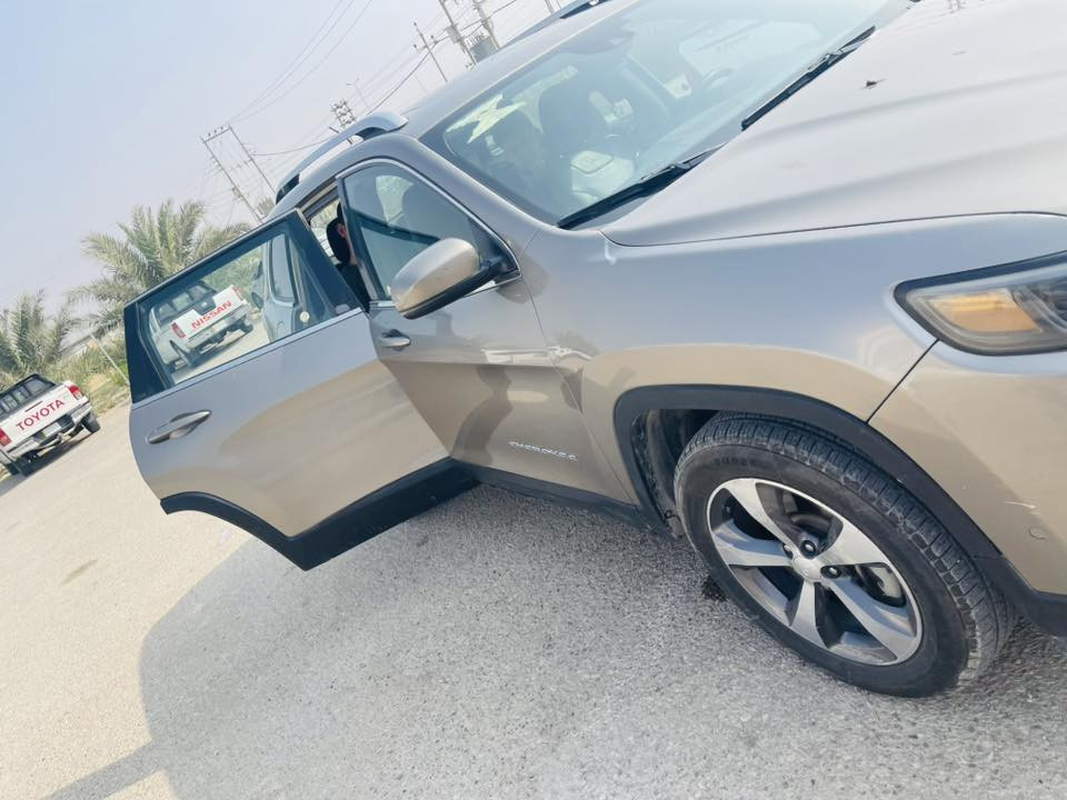 السلام عليكم
جيب شيروكي 2019 فول مواصفات  
حجم المحرك 6 سلندر 
مواصفات:
1.كشن جلد + كشن تدفئه 
2.الكشنات الاماميه كهرباء 
3.ثلاث انضمه قياده (سبورت ، جبال ، امطار)
4.سنترلوك 
5.مانع انزلاق 
6. جام اوتو
7.المرآت الجانبيه كهرباء
8. رادار النقاط العمياء في المرآت
9.حساس خلفي
10.كامره خلفيه
11.توقف ذاتي عند الرجوع إلى الخلف
12.فول تحكم ستيرن خلفي و امامي 
13.بانوراما
14. شاشه كبيره
15. نضام aps عند الفرامل 
16.سايد بريك كهرباء 
17.الصندوق كهرباء
18.نضام تعليق 4*4

حادث السياره سطحي مرفق مع الصور
ايرباكات سليمه 
هواي بيه بعد مواصفات فول

السعر 155 بيه مجال
رقم بغداد باسمي 
مكان السيارة البصره 

***********
