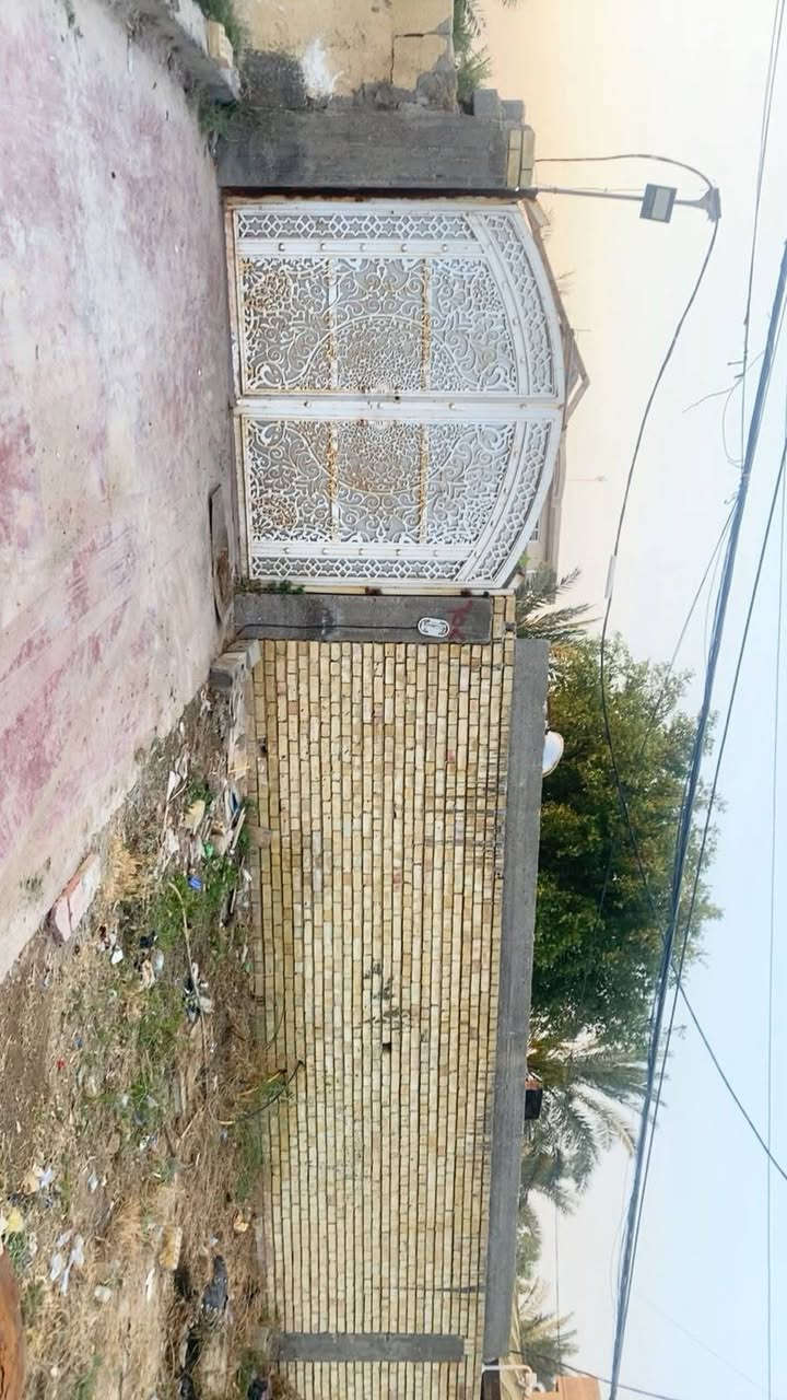سلام عليكم دار البيع
دار لبيع  مساحه 550متر
البيت طابق ونص  طابو زراعي سند 25
البيت حديث بنا درجه اولى 
محتويات الدار حوش مساحه كبيرة +حديقة
استقبال +مطبخ حار بارد +صاله + 3 غرف +ترك عدد 2 علي طول البيت. 
السعر 220 وبي مجال
مكان الوسمة والنواط قرب منطقه الشعب
الاستفسار ‏‪0773 112 8843‬‏

