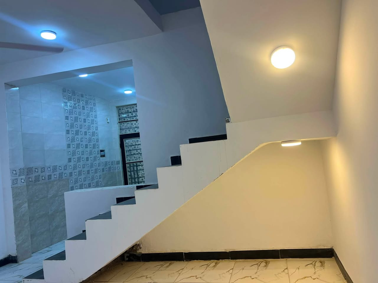 ايجار ايجار المساحه ١٠٠ متر
البيت ما مسكون كامل مولده وخلاطات كيزرات ثنين وخزان 
العنوان نجف شارع للمطحنه مكانه كلش حلو 
السعر ٢٥٠ اي ستفسار مراسله الصفحه او واتساب ***********
