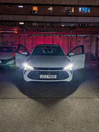 BYD qinplus 2025 لون ابيض من داخل زيتوني  حساسات خلفيه كامره رجوع خلفي...