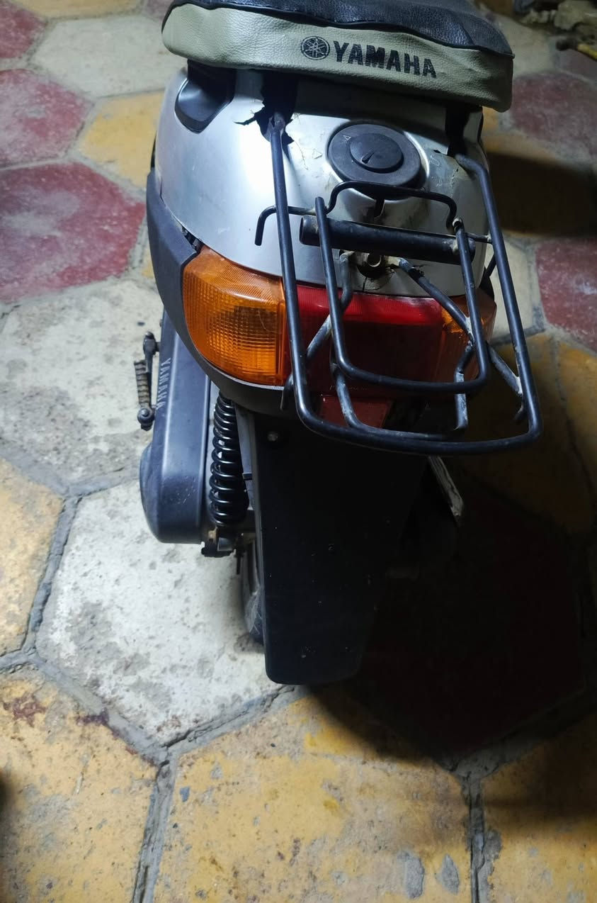 سلام عليكم دراجه بترا للبيع نضيفه وحلوه شغاله من طول الطول سلف هندر كهربائيات كلها  شغاله مامفتوحه سعر 350 وبيه مجال شراي اتصل على رقم مكاني صالحيه قرب مركز شرطة ***********
